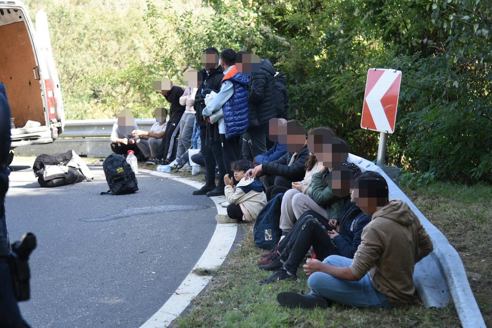 Im Grenzgebiet von Niederösterreich und dem Burgenland ist es am Samstag zu einer wilden Verfolgungsjagd gekommen. Laut Augenzeugen soll ein weißer Mercedes mit über 100 km/h durch das Ortsgebiet von Wimpassing gefahren sein.