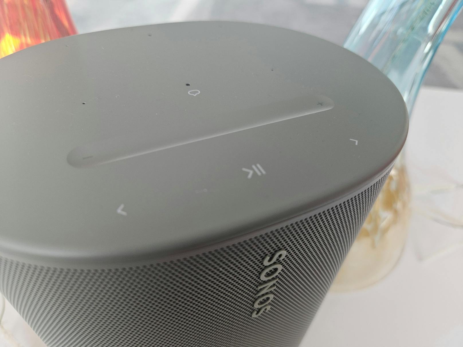 Der Sonos Move 2 zeigt sich im Test mächtig aufgerüstet. Neben neuen Bedienelementen und Anschlüssen gefällt vor allem der sattere Stereo-Sound.