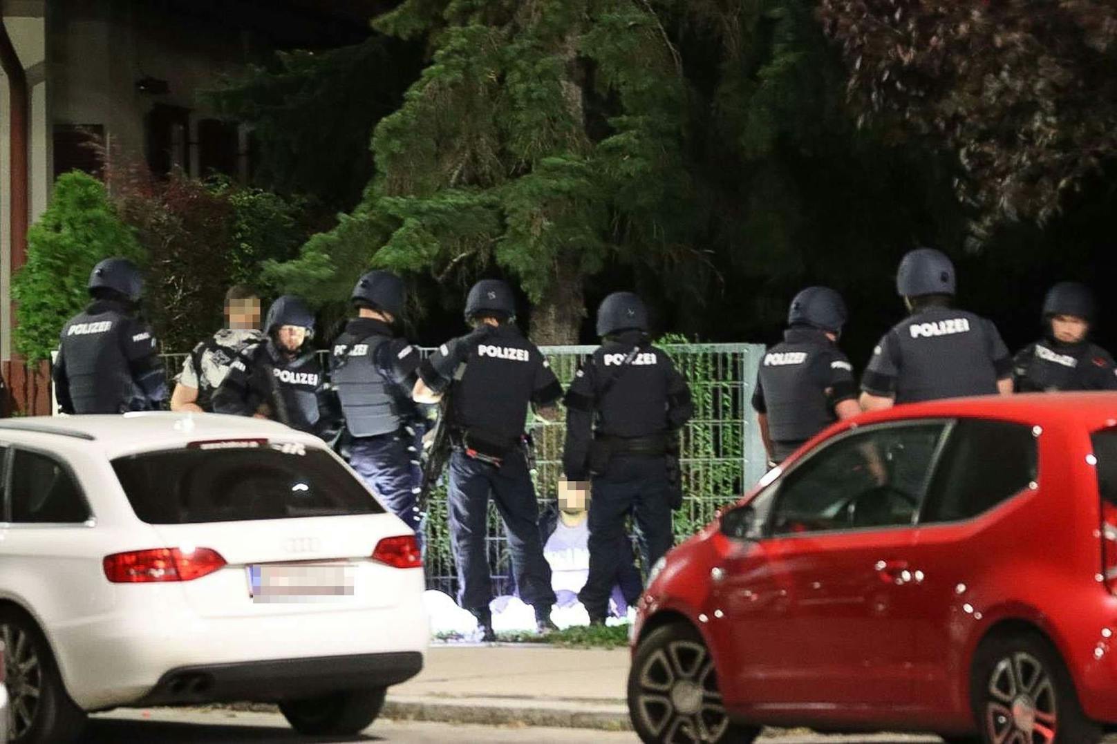 Die Polizei hat noch in der Nacht auf Sonntag vier Verdächtige nach den Schüssen in Wien-Floridsdorf festgenommen.