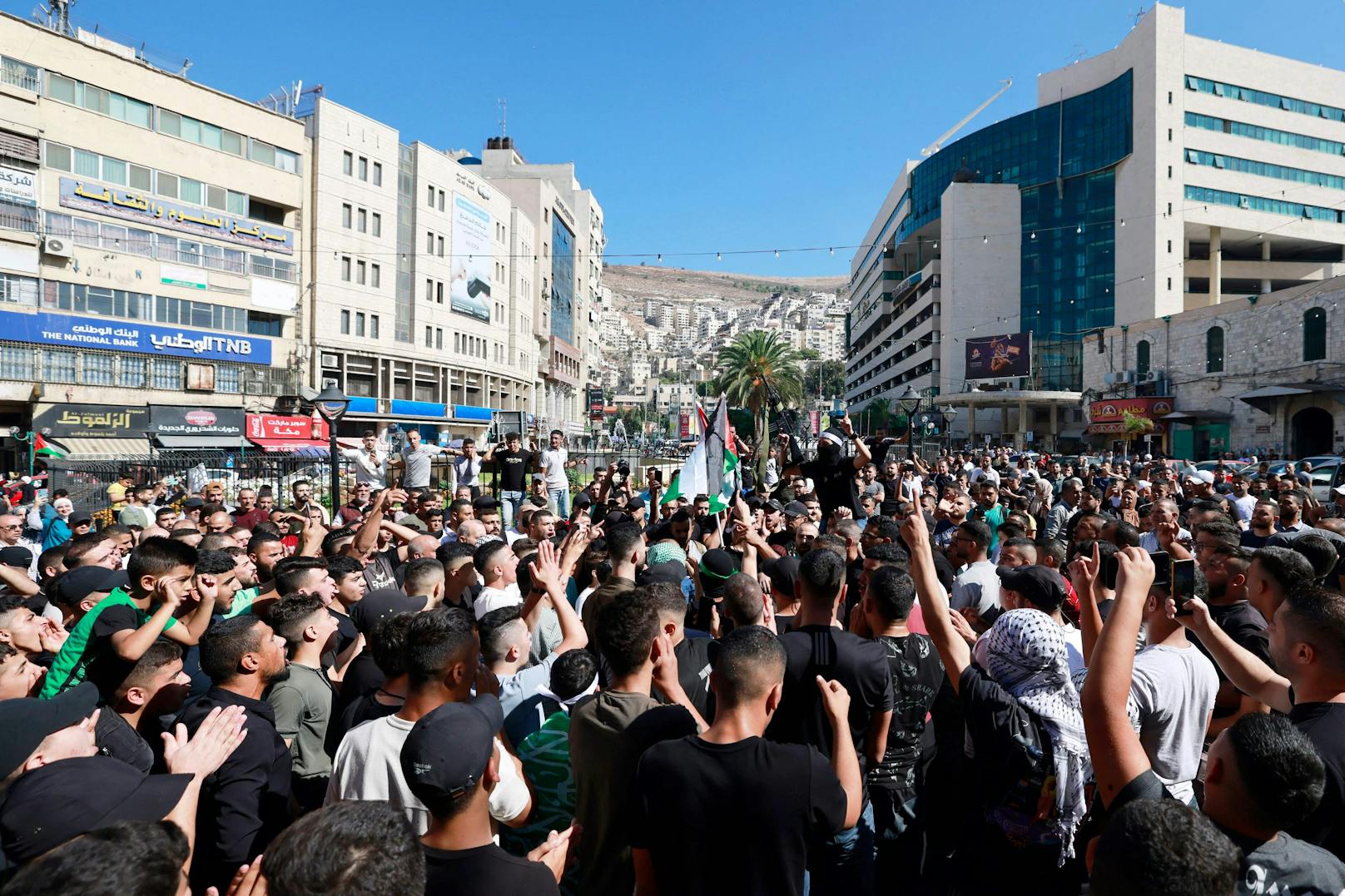 Palästinenser feiern in der Stadt Nablus im Westjordanland, nachdem Kämpfer aus dem Gazastreifen nach Israel eingedrungen sind.&nbsp;