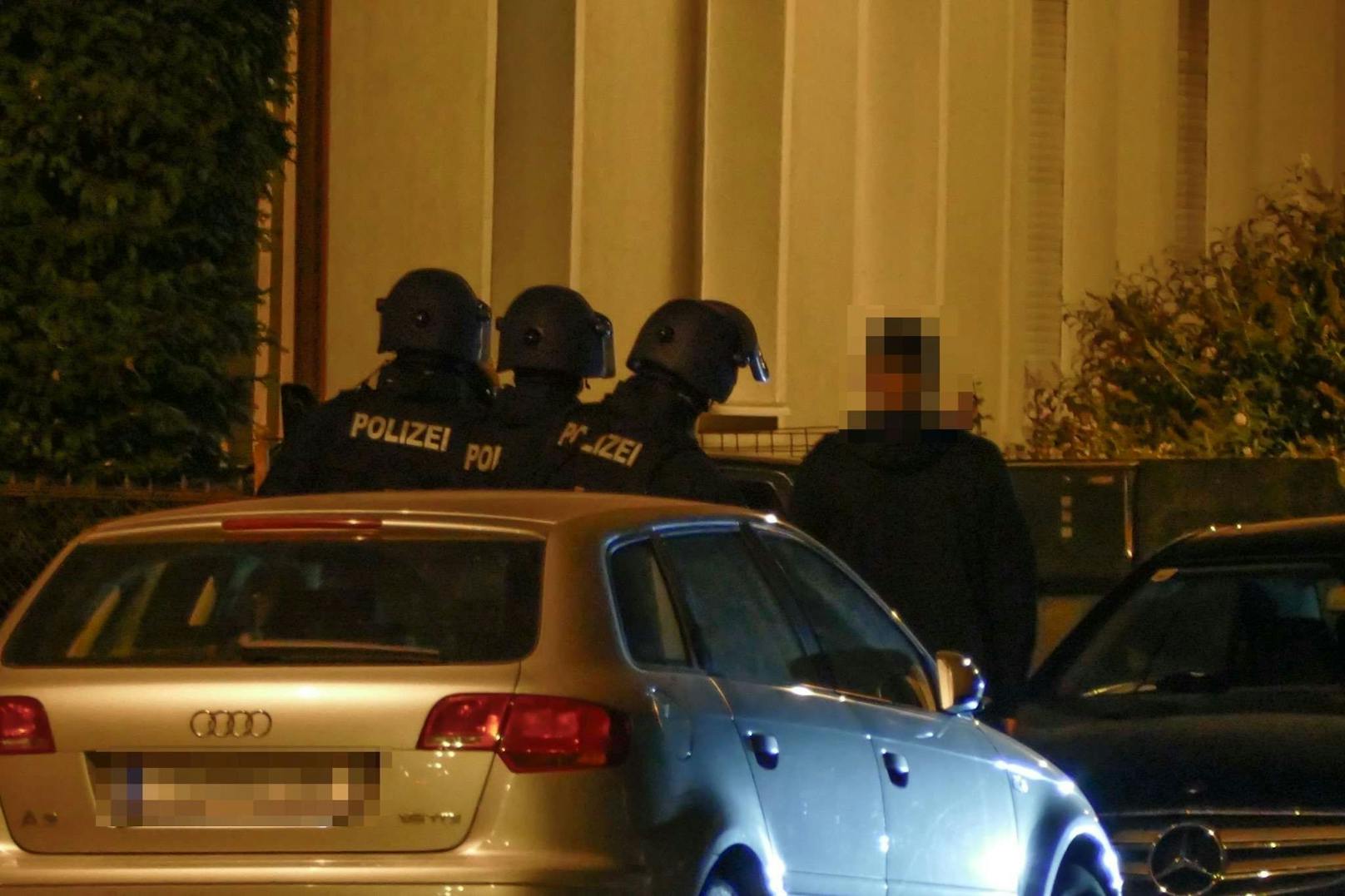 In der Nacht auf Samstag kam es auch in Tulln zu einem Cobra-Einsatz. Ebenfalls wurde von Spezialkräften ein Haus umstellt. Es erfolgte ein Zugriff, die Erhebungen laufen. Mehr ist zum Fall in Tulln noch nicht bekannt.