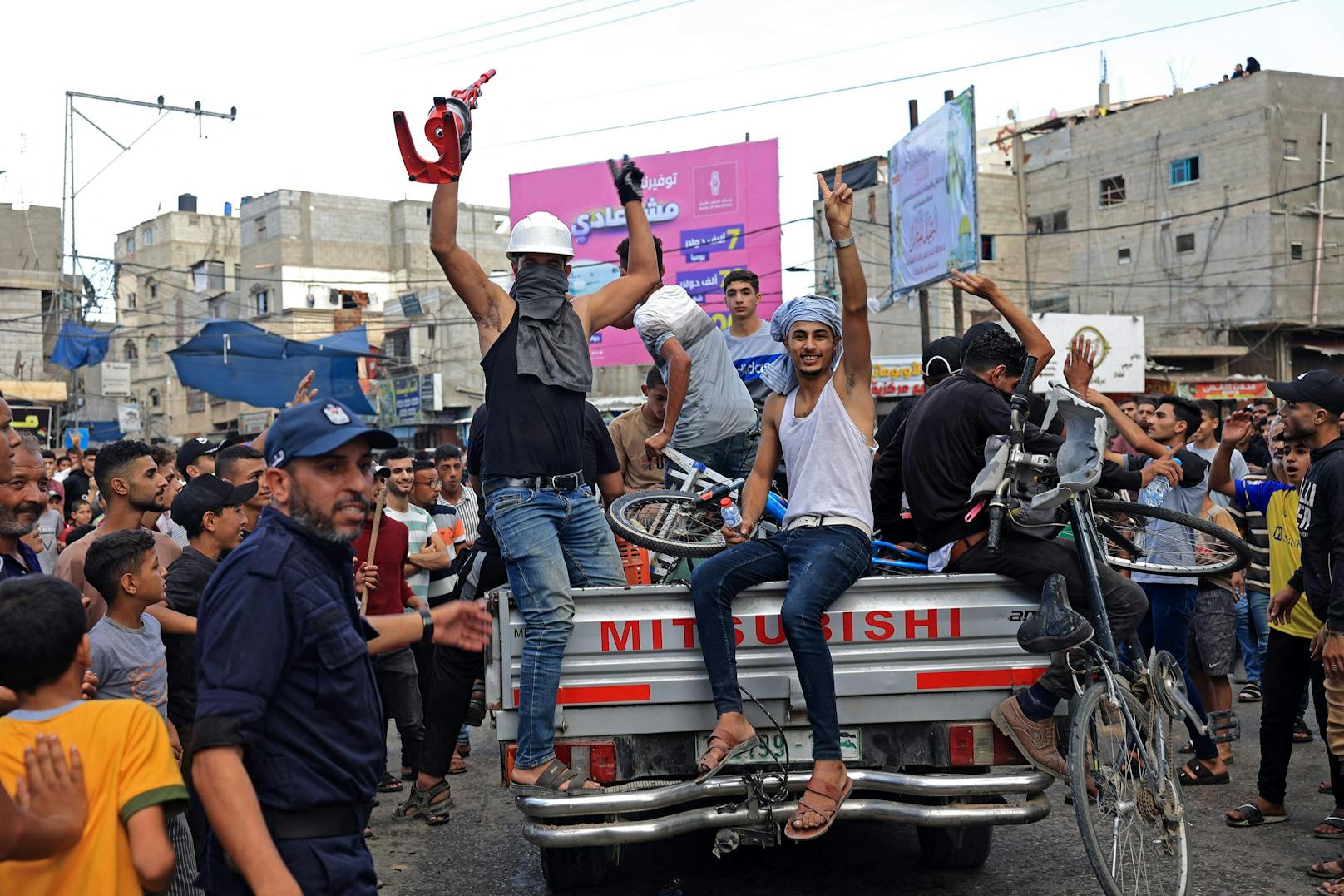 Palästinenser feiern ihre Rückkehr, nachdem sie von Khan Yunis im südlichen Gazastreifen aus den Grenzzaun zu Israel überquert haben.