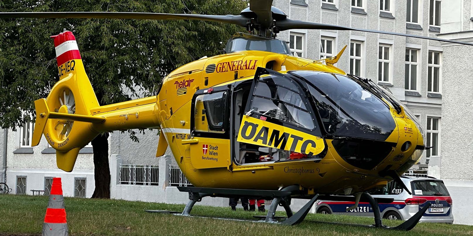 Ein Rettungshubschrauber landete am Freitagabend in Wien-Simmering. Ein Kleinkind fiel aus dem Fenster.
