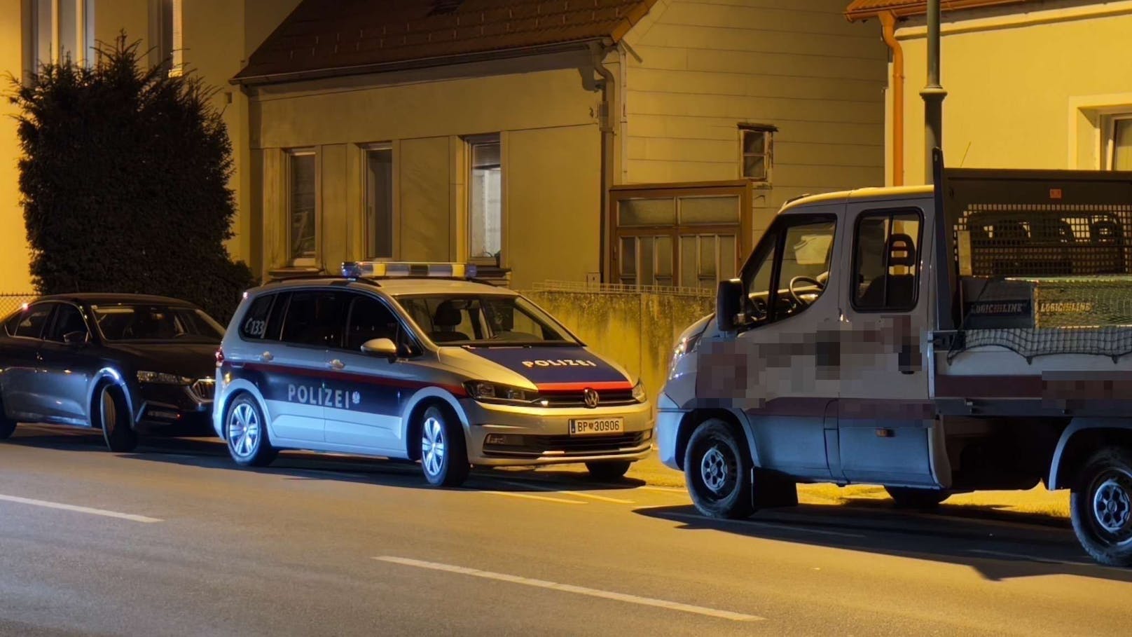 In der Nacht auf Samstag kam es auch in Tulln zu einem Cobra-Einsatz. Ebenfalls wurde von Spezialkräften ein Haus umstellt. Es erfolgte ein Zugriff, die Erhebungen laufen. Mehr ist zum Fall in Tulln noch nicht bekannt.