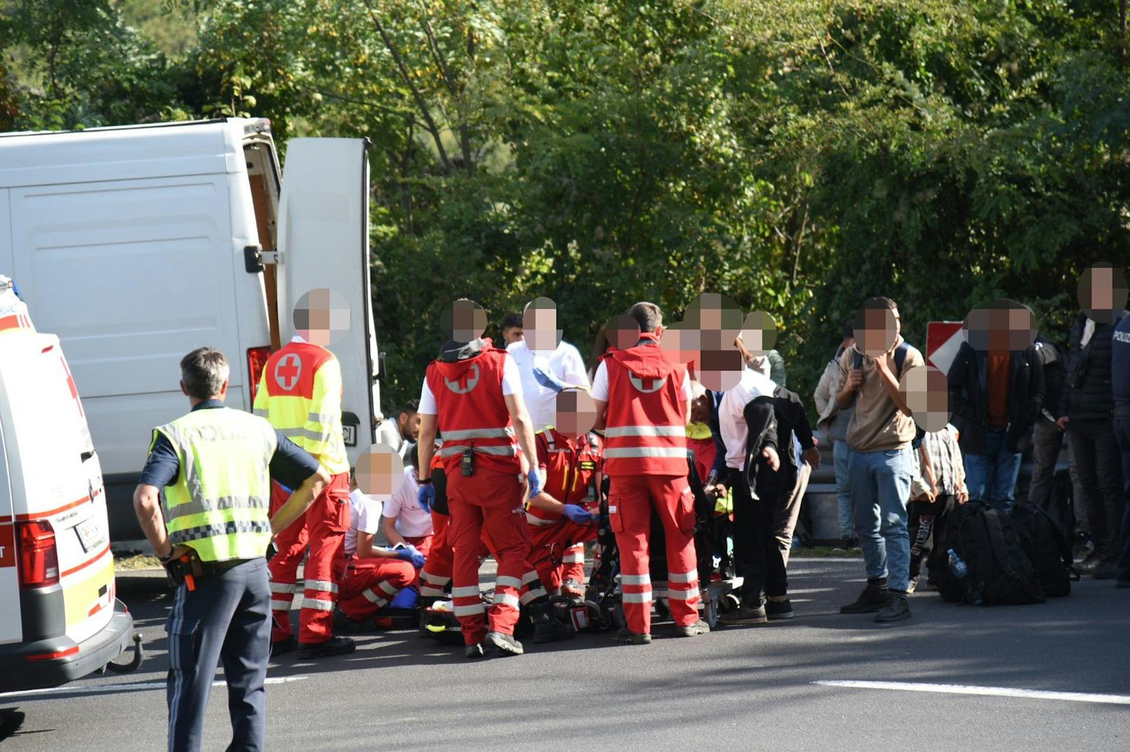 Im Grenzgebiet von Niederösterreich und dem Burgenland ist es am Samstag zu einer wilden Verfolgungsjagd gekommen. Laut Augenzeugen soll ein weißer Mercedes mit über 100 km/h durch das Ortsgebiet von Wimpassing gefahren sein.