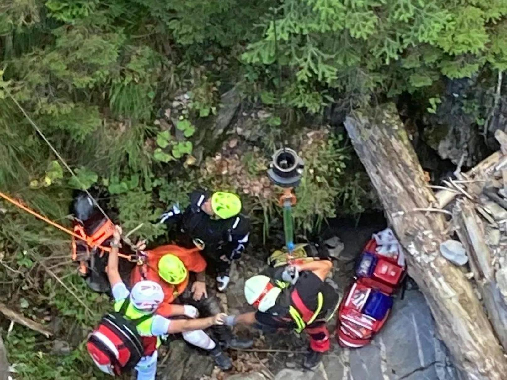 Schon am vergangenen Wochenende musste die Feuerwehr Au im Bregenzerwald eine abgestürzte Motorradfahrerin (im Bild) bergen.