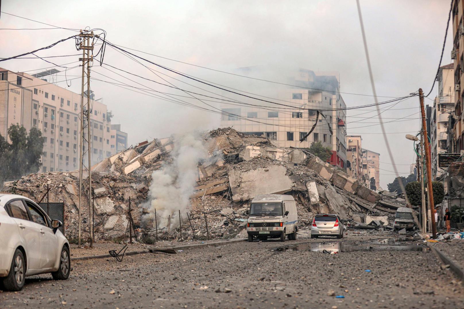 Anwohner des Gaza-Streifens in den Trümmern. (7. Oktober 2023)