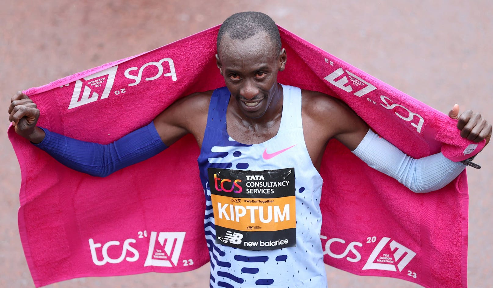 2:00:35! Kenianer Kiptum knackt Marathon-Weltrekord