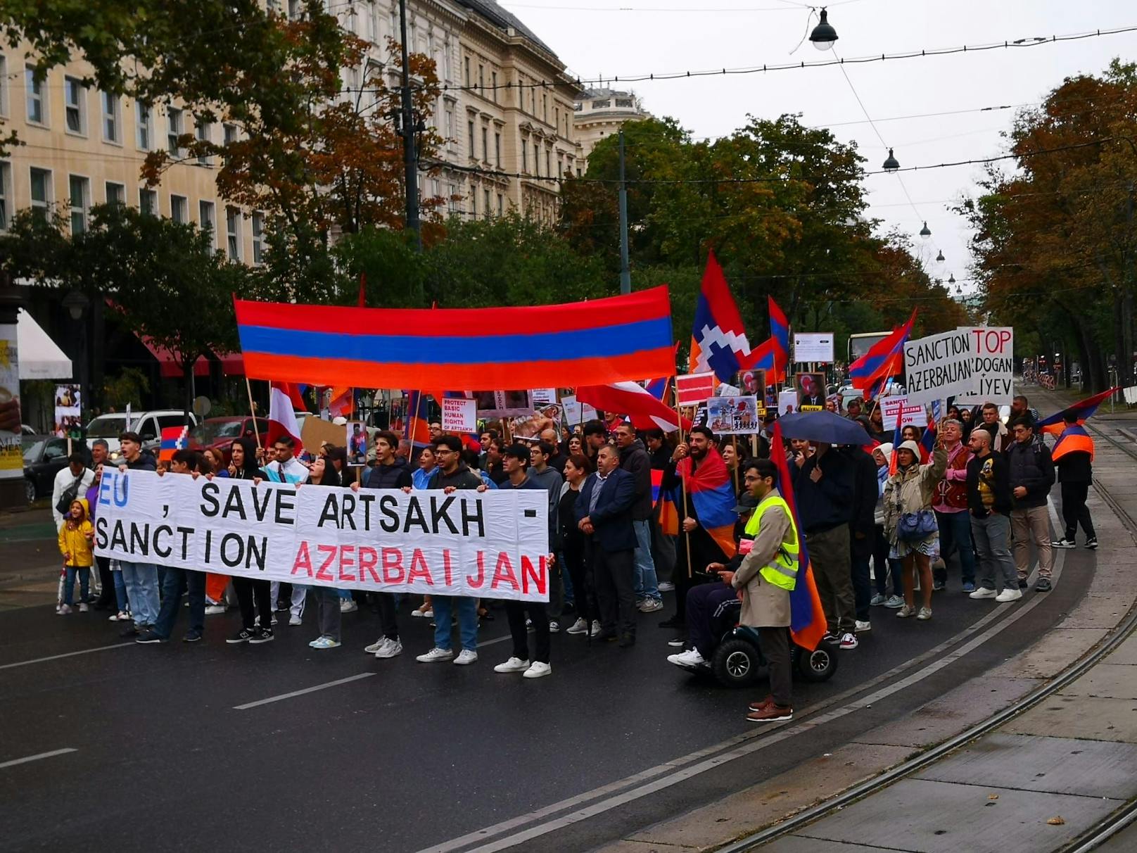 Eine Armenier-Demo hat am Nachmittag des 8. Oktobers 2023 die Wiener Ringstraße komplett lahmgelegt.