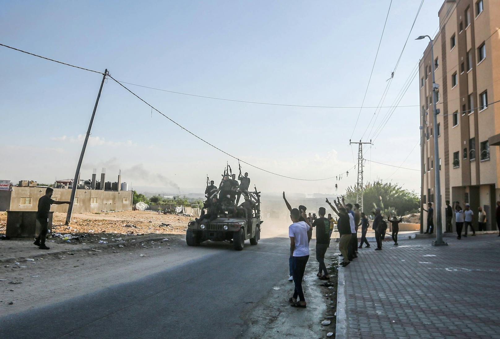 Die Opferzahlen auf beiden Seiten gingen am Tag darauf bereits in die Hunderten. Im Bild: Palästinenser-Milizen mit einem erbeuteten Militär-Jeep im nördlichen Gaza-Streifen.