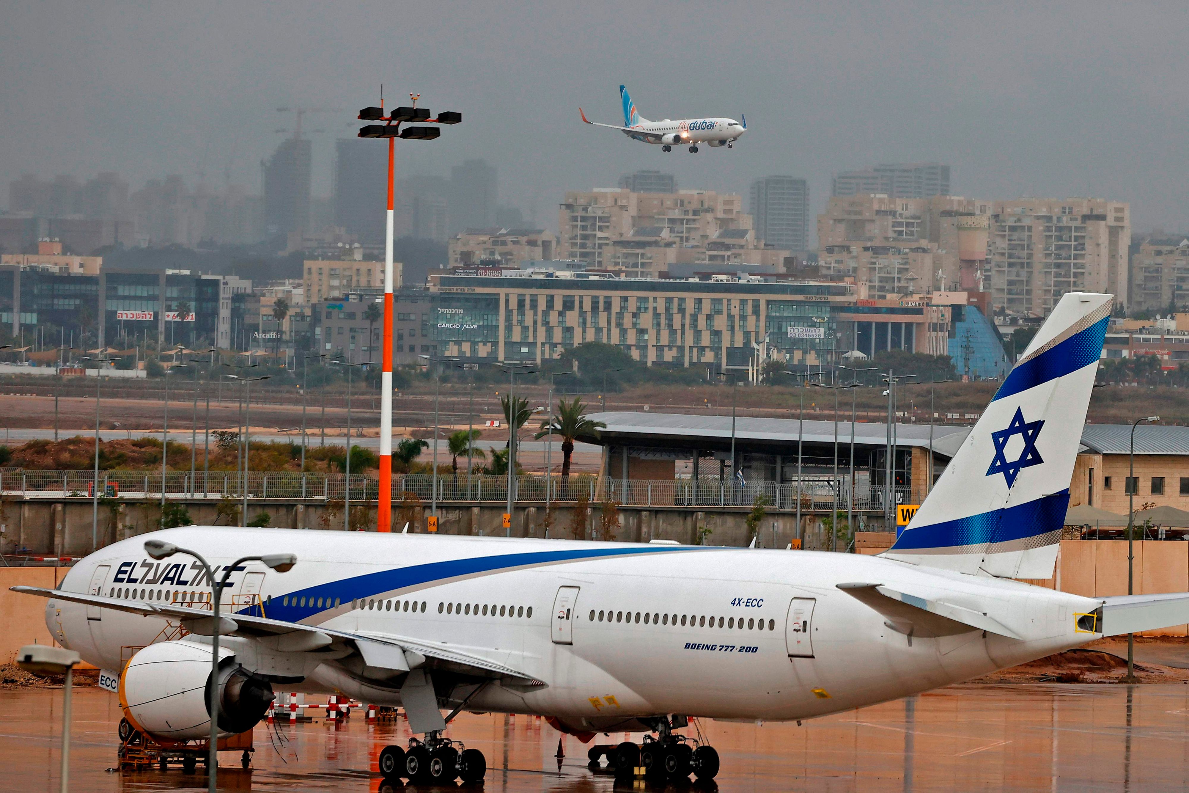 Aufgrund der Angriffe auf Israel rät das österreichische Außenministerium derzeit von Reisen nach Israel ab. (Bild: Ben Gurion Flughafen in Tel Aviv)