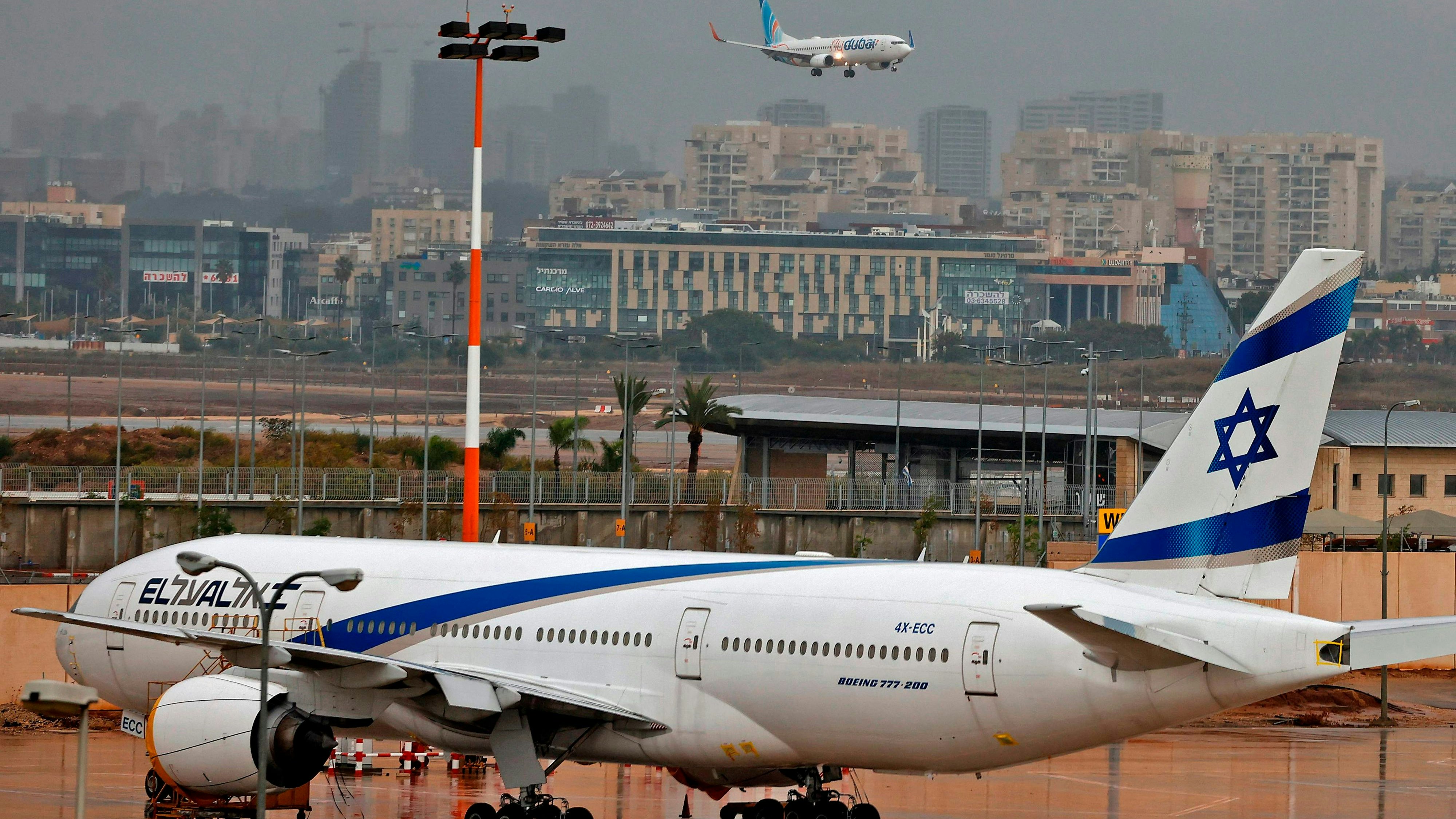 Download von www.picturedesk.com am 08.10.2023 (16:07).  An airplane of budget airline flydubai lands at Israel's Ben Gurion aiport near Tel Aviv on November 26, 2020 on the first scheduled commercial service between the two cities, following the normalisation of ties between the UAE and Israel. (Photo by JACK GUEZ / AFP) - 20201126_PD1607 - Rechteinfo: Rights Managed (RM) Nur für redaktionelle Nutzung! Werbliche Nutzung erfordert Freigabe: bitte schicken Sie uns eine Anfrage.