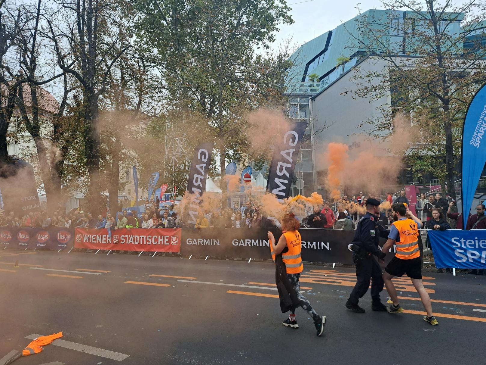 Kurz vor dem zweiten Startblock unterbrach die "Letzte Generation" den Graz-Marathon, "weil nur noch unignorierbare Proteste diese Regierung bewegen können, ihre Versprechen, ihre Ziele, geltende Verträge, Gesetze und die Verfassung einzuhalten", so eine Sprecherin der "Letzten Generation".