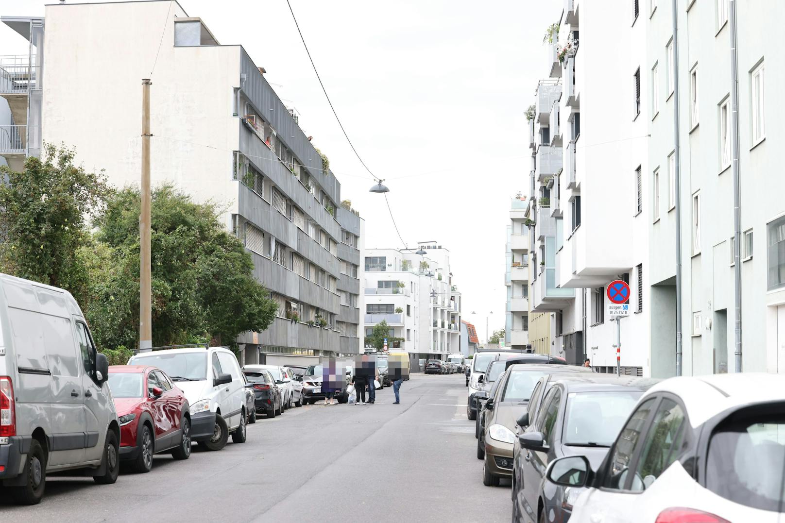 Auf der Straße wischten Angehörige Blutflecken weg.