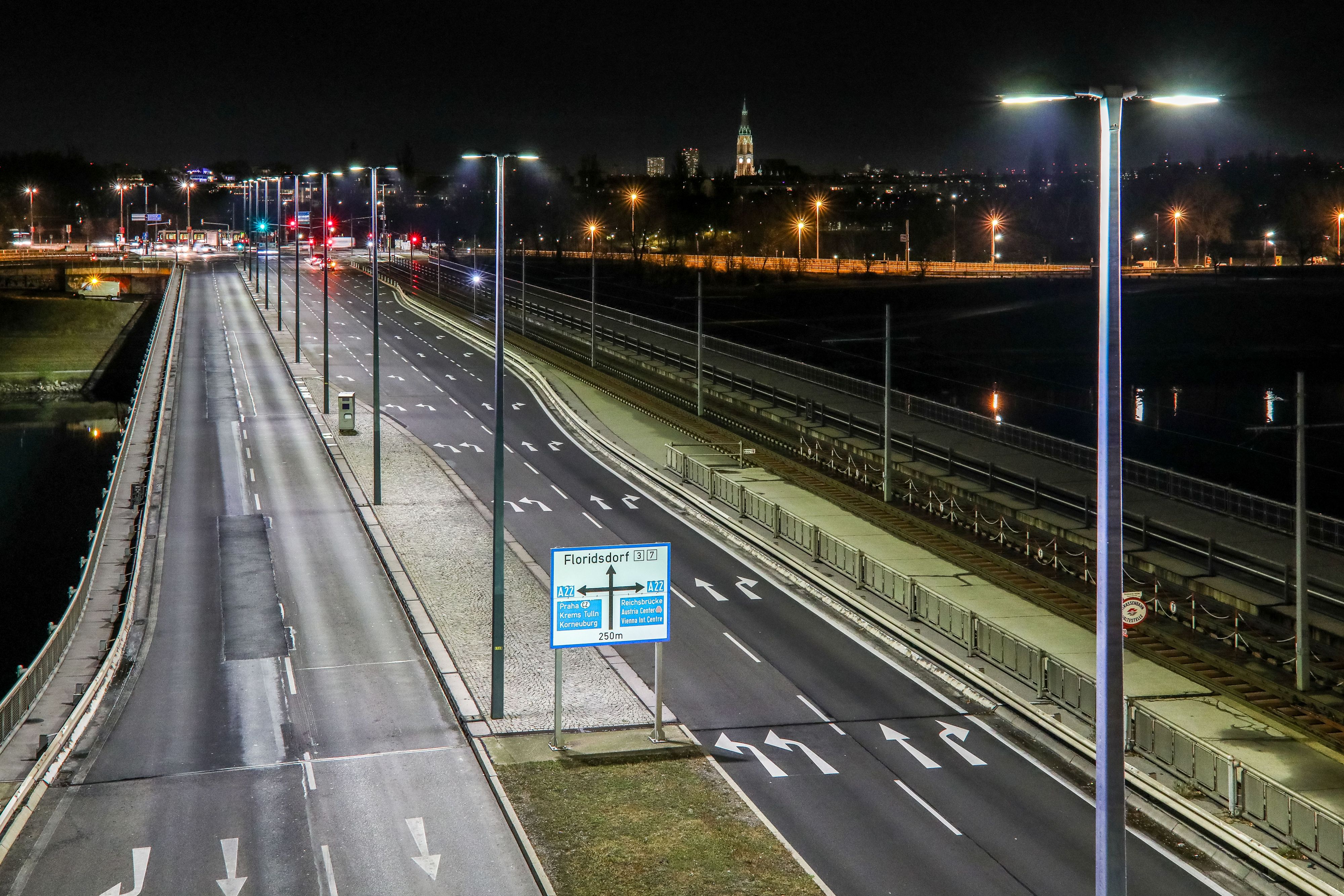 Beleuchtung Floridsdorfer Brücke Blickrichtung Floridsdorfer Hauptstraße bzw. Wasserpark nach dem LED-Lampentausch&nbsp;