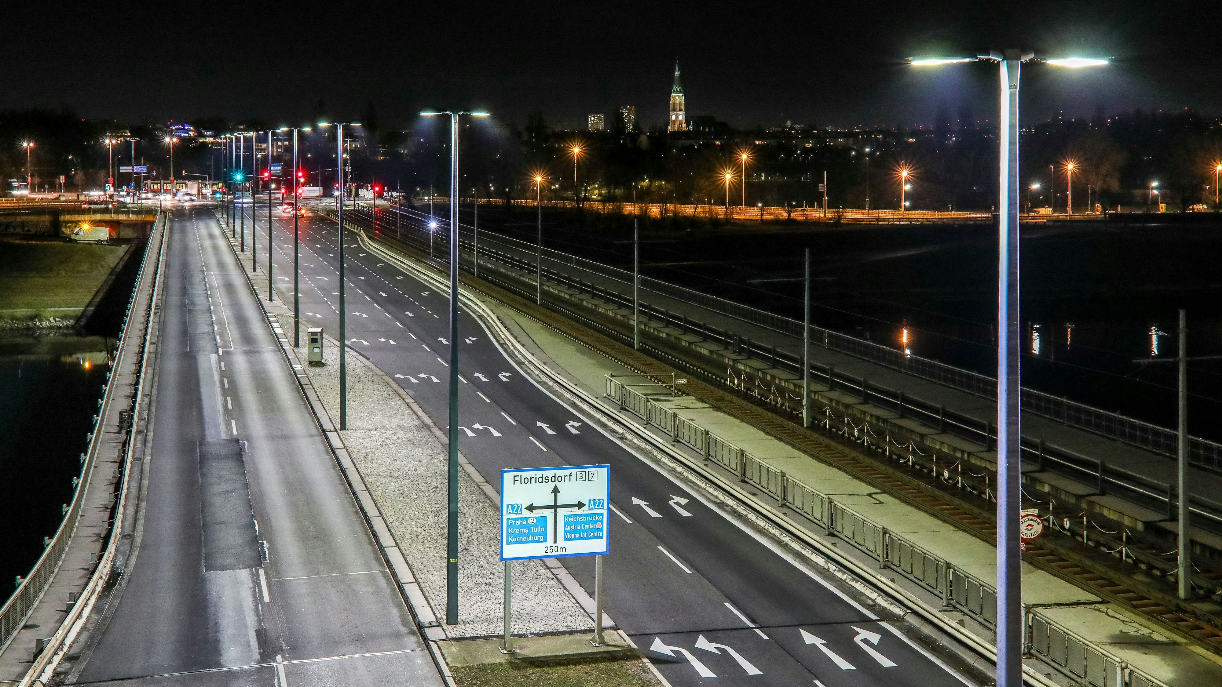 Beleuchtung Floridsdorfer Brücke Blickrichtung Floridsdorfer Hauptstraße bzw. Wasserpark nach dem LED-Lampentausch