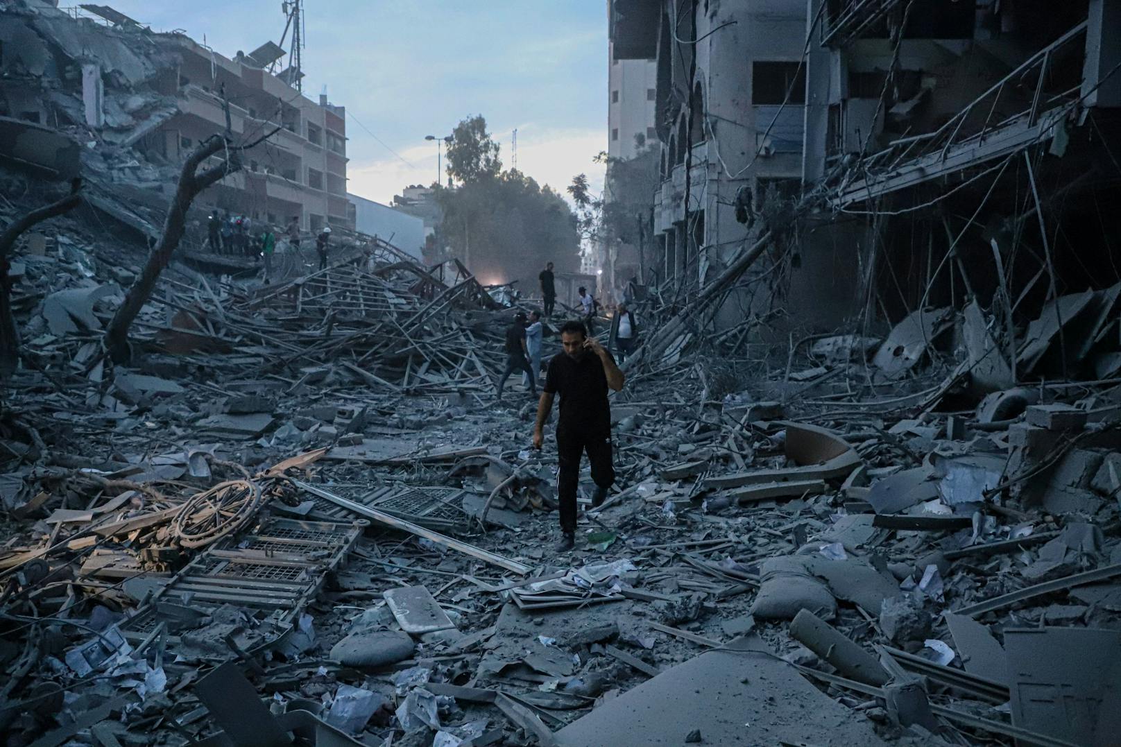 Anwohner des Gaza-Streifens in den Trümmern. (7. Oktober 2023)