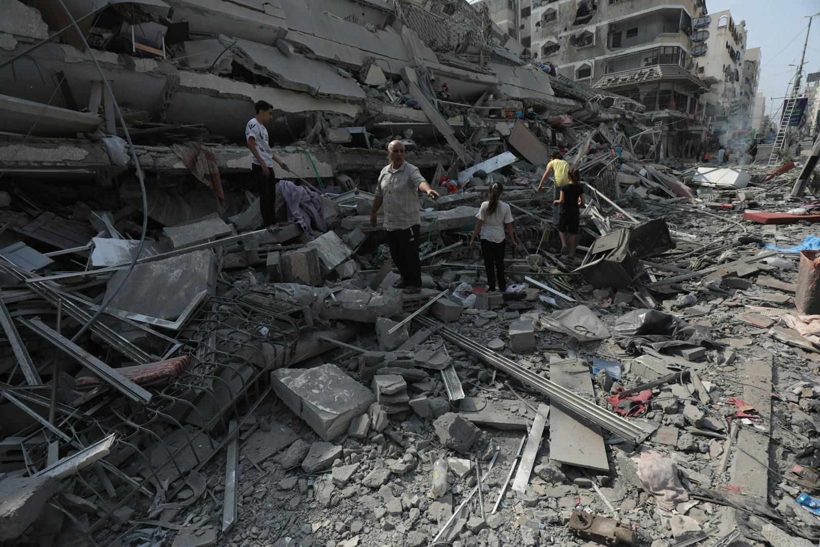 Anwohner des Gaza-Streifens in den Trümmern. (7. Oktober 2023)