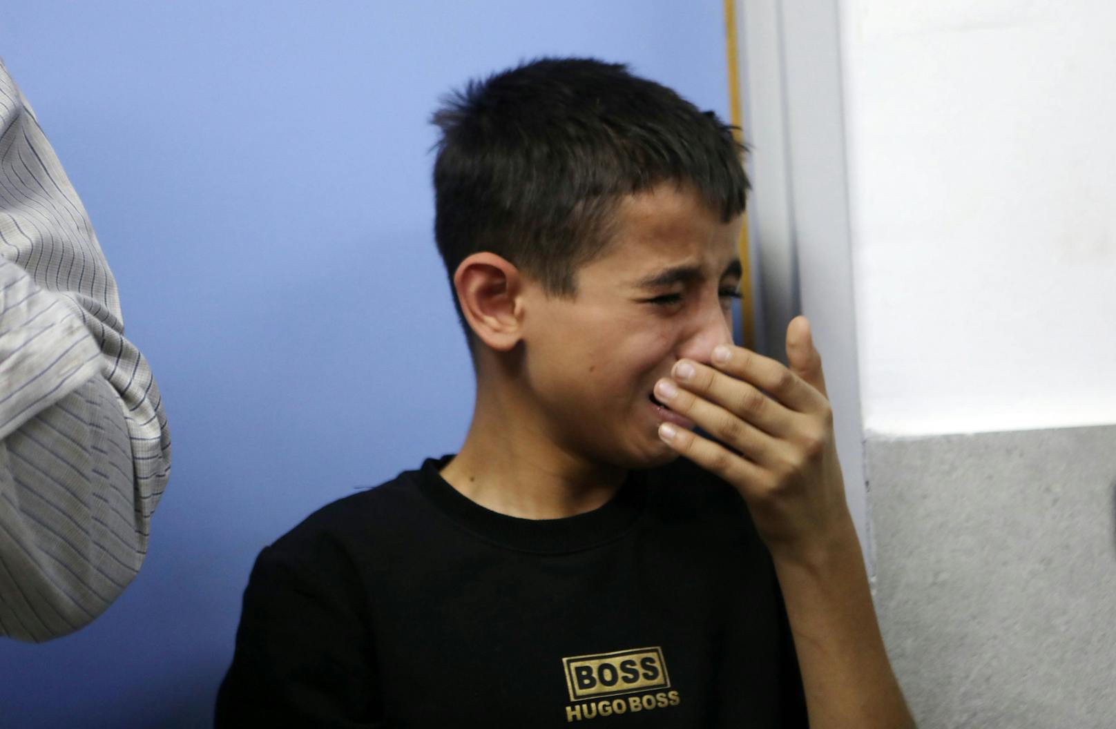 Trauernde Angehörige des in den Kämpfen getöteten Yousef Nadir Idris (19) im Al-Ahli Spital in Hebron im Westjordanland. (8. Oktober 2023)