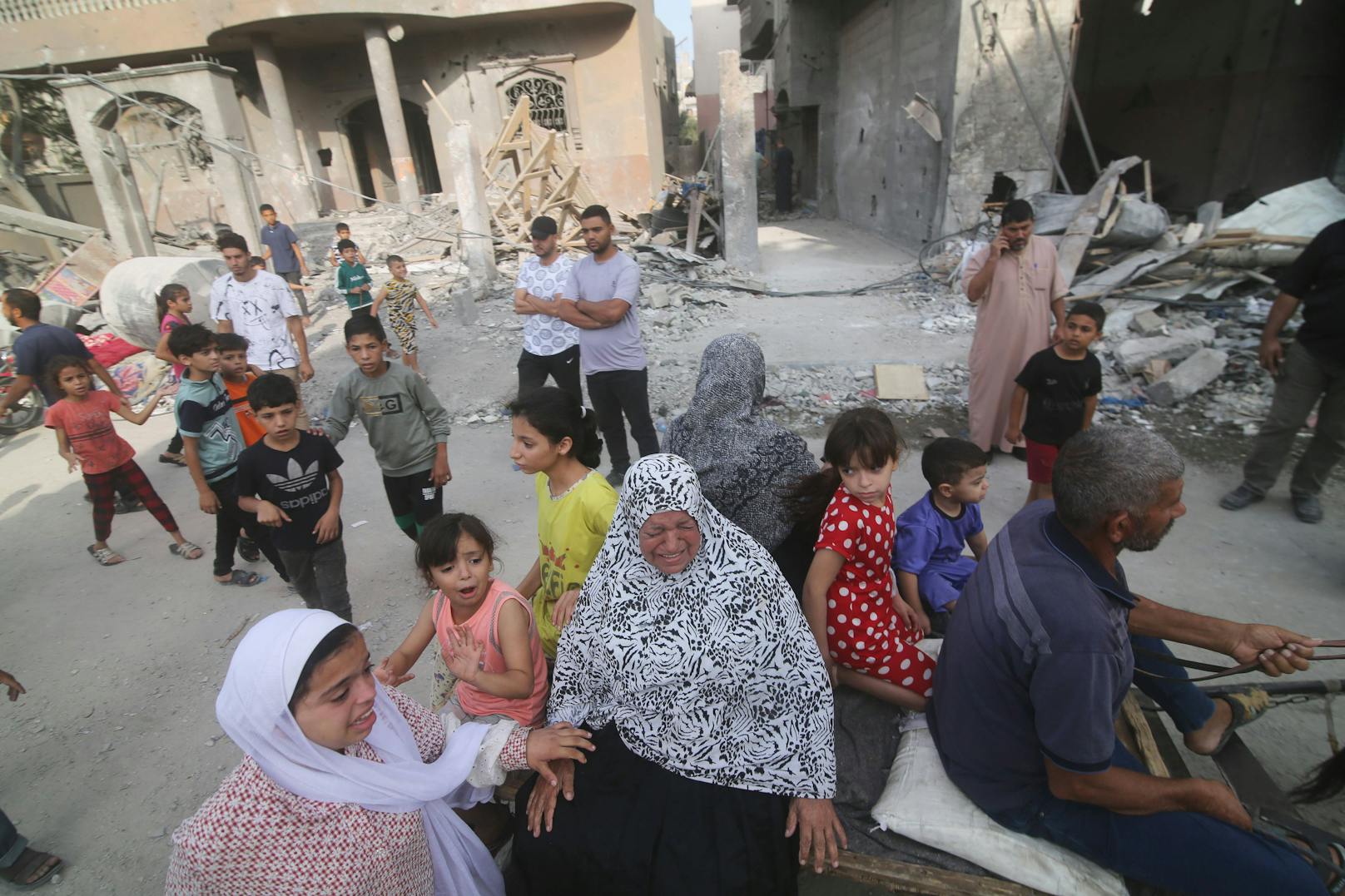 Anrainer und Einsatzkräfte suche in den Trümmern eines Gebäudes in Rafah, südlicher Gazastreifen, nach Überlebenden. (8. Oktober 2023)