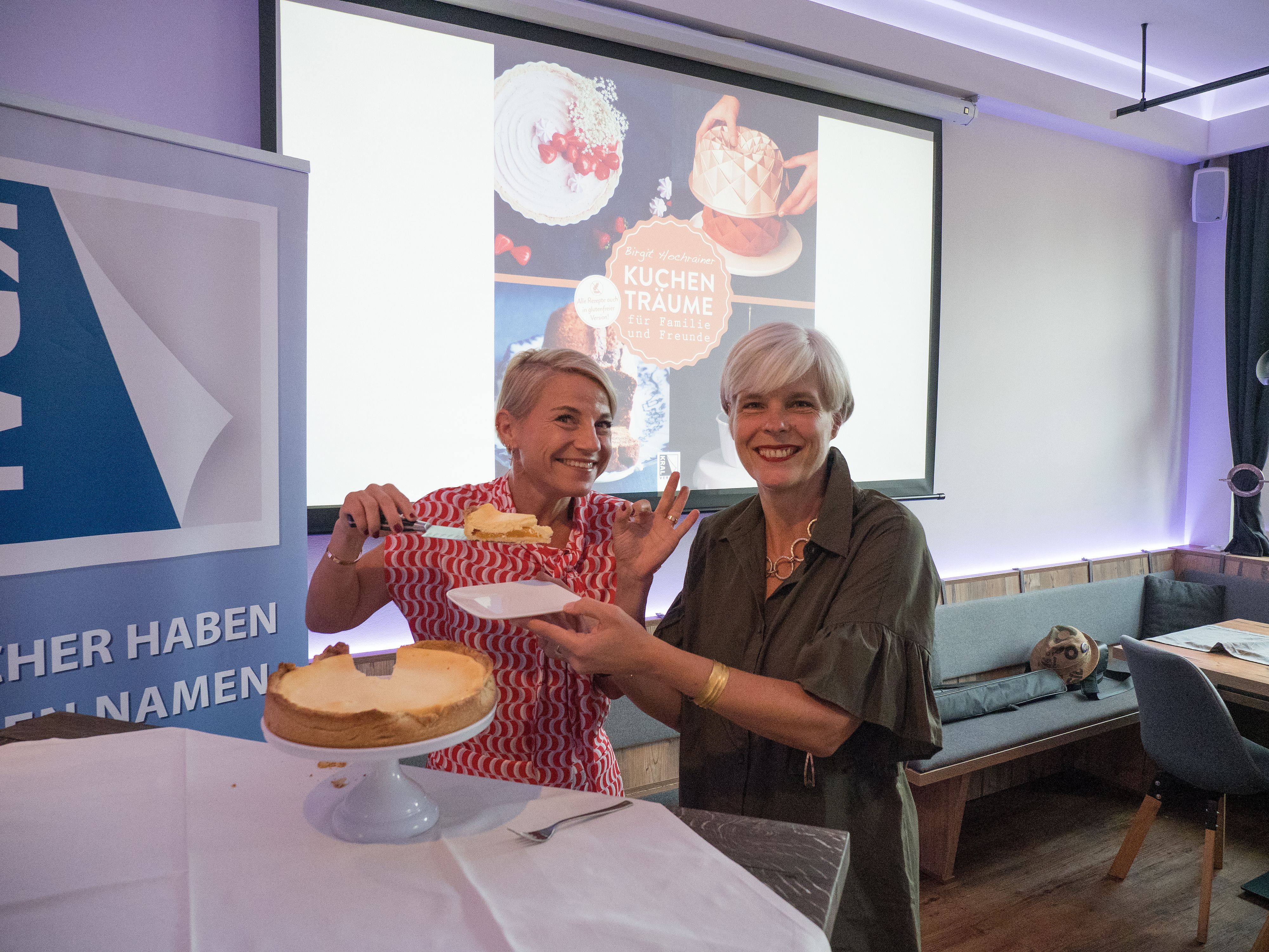 Kristina Sprenger und Autorin Birgit Hochrainer bei der Buchpräsentation 