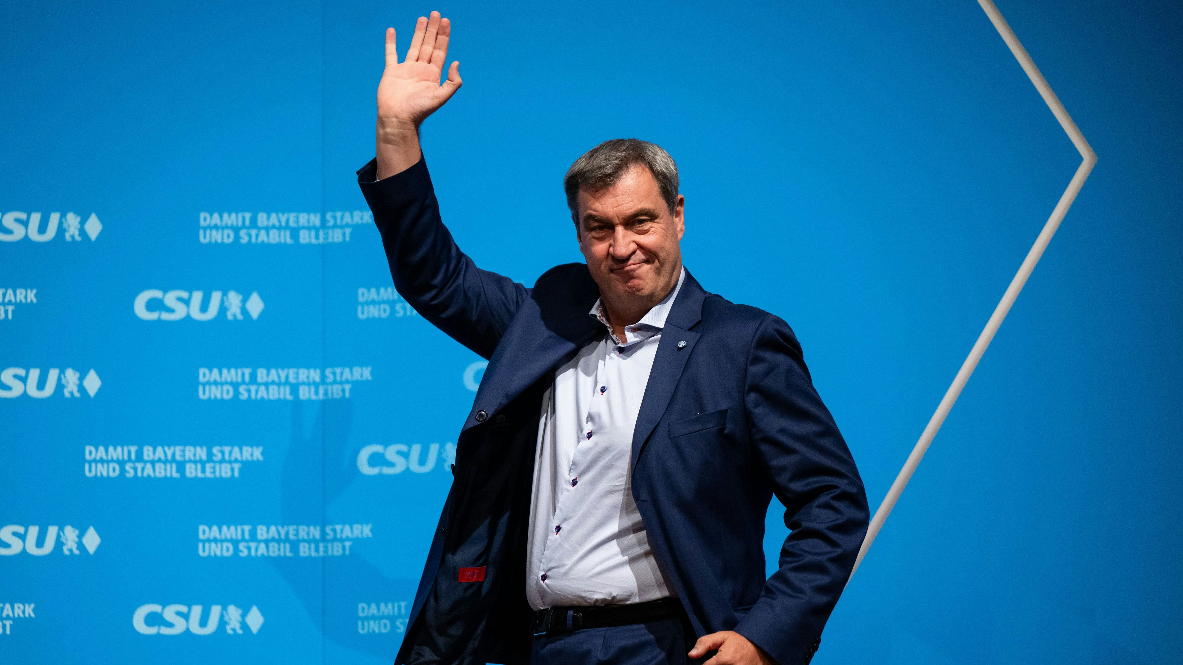 Download von www.picturedesk.com am 08.10.2023 (17:43).  06 October 2023, Bavaria, Munich: Markus Söder (CSU), Prime Minister of Bavaria, waves at the CSU closing rally at the Löwenbräukeller. The appearance is the campaign closing of the CSU before the state election in Bavaria on 08.10.2023. Photo: Sven Hoppe/dpa - 20231006_PD10681 - Rechteinfo: Rights Managed (RM)