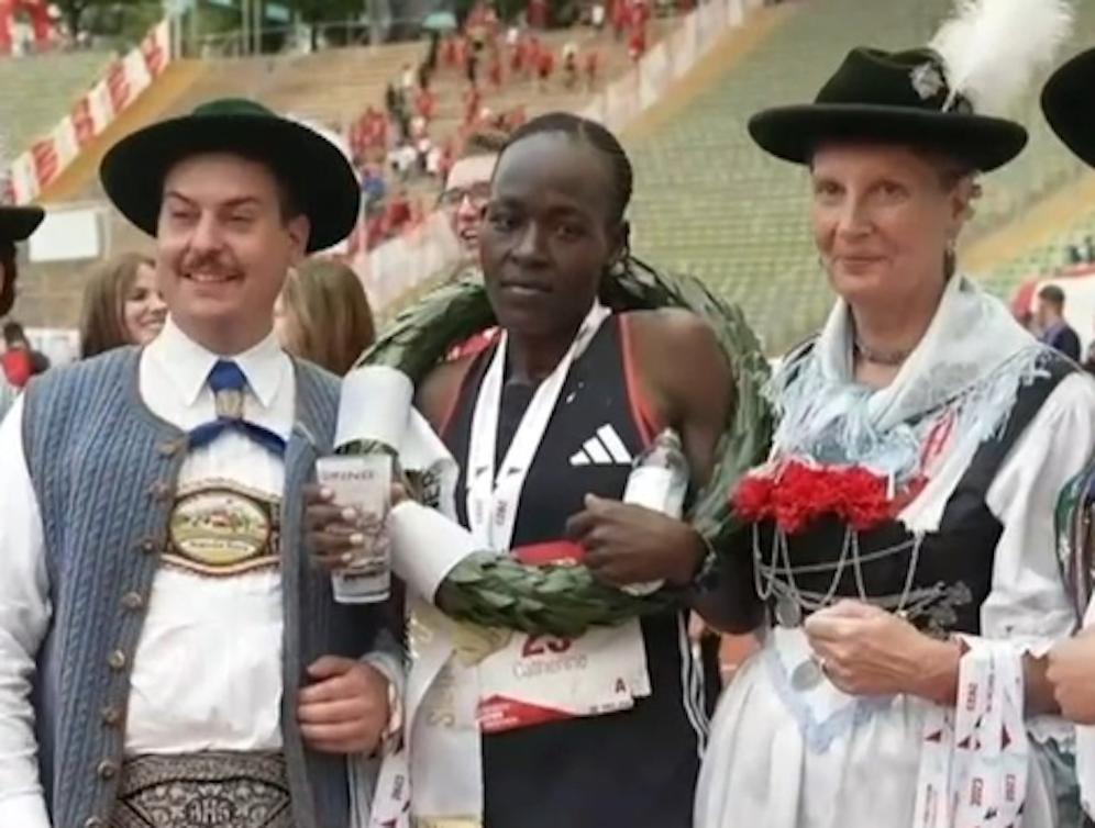 Siegerin Cherotich nach dem Zieleinlauf im Münchner Olympiastadion