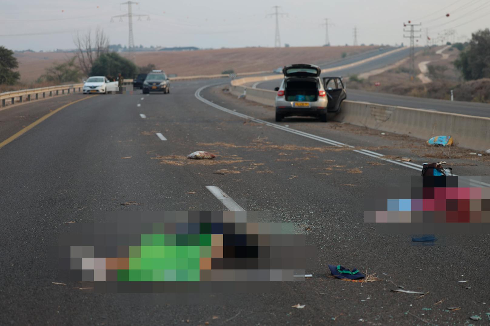 Bei Sderot wurden israelische Zivilisten von den Hamas-Milizen mitten auf der Straße erschossen. 7. Oktober 2023.