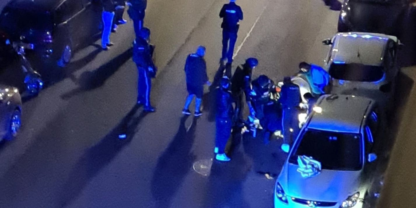 In der Gliseviusgasse in Floridsdorf wurden die vier Verdächtigen kurz nach der Tat festgenommen. Es handelt sich um einen Mann (54) und seine drei Söhne (22, 25, 28).