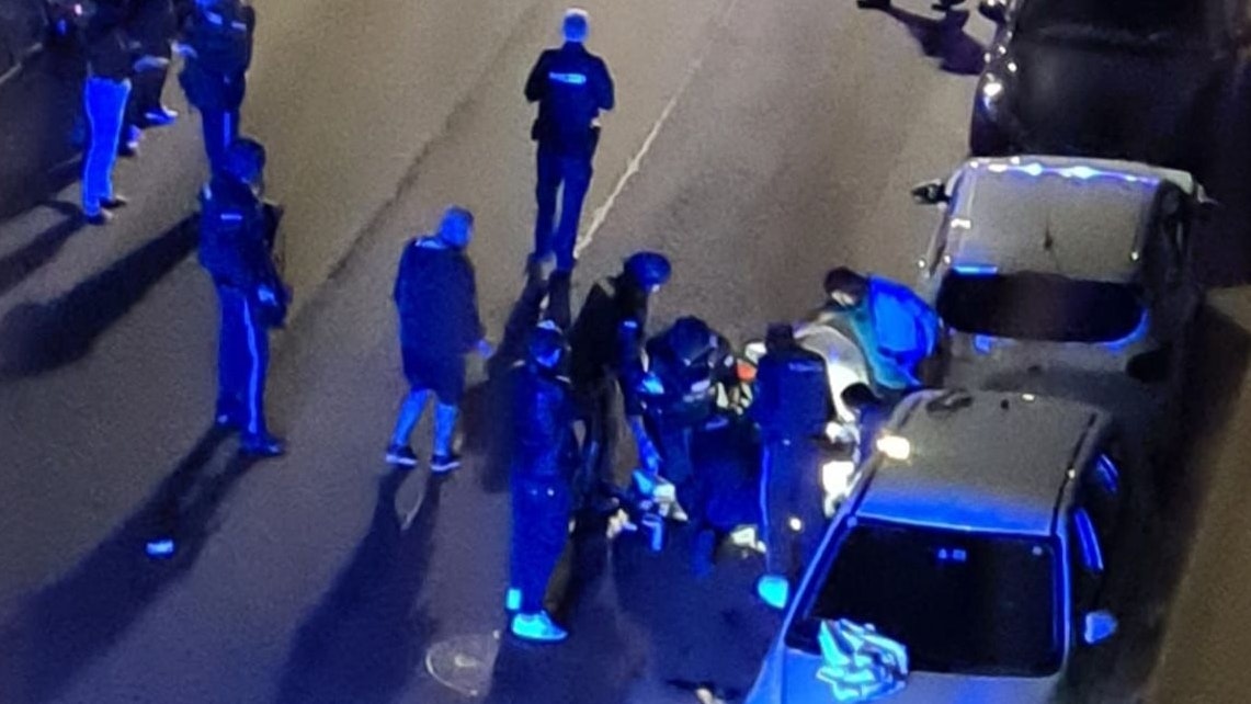 In der Gliseviusgasse in Floridsdorf wurden die vier Verdächtigen kurz nach der Tat festgenommen. Es handelt sich um einen Mann (54) und seine drei Söhne (22, 25, 28).