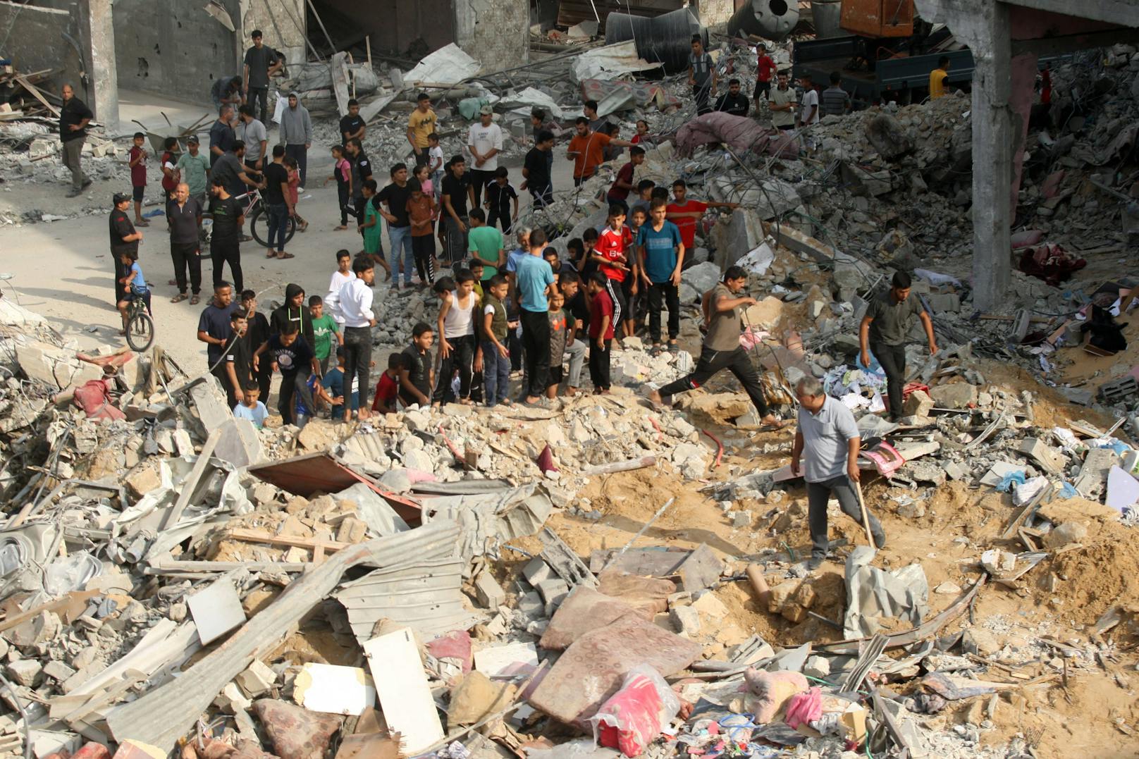 Anrainer und Einsatzkräfte suche in den Trümmern eines Gebäudes in Rafah, südlicher Gazastreifen, nach Überlebenden. (8. Oktober 2023)