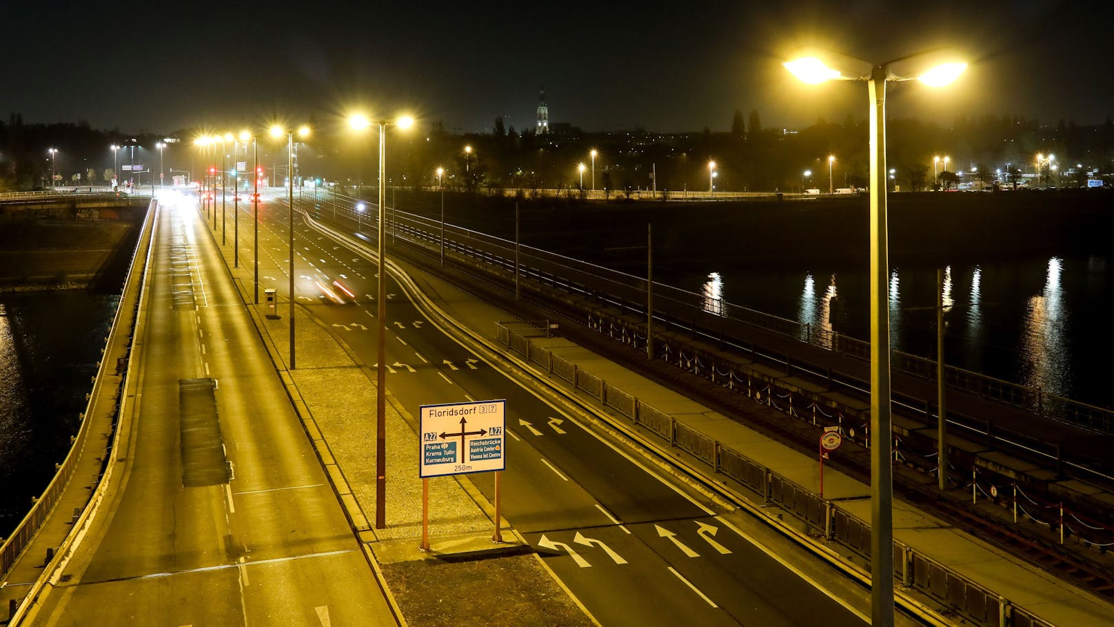 Die Beleuchtung auf der Floridsdorfer Brücke vor dem LED-Lampentausch.