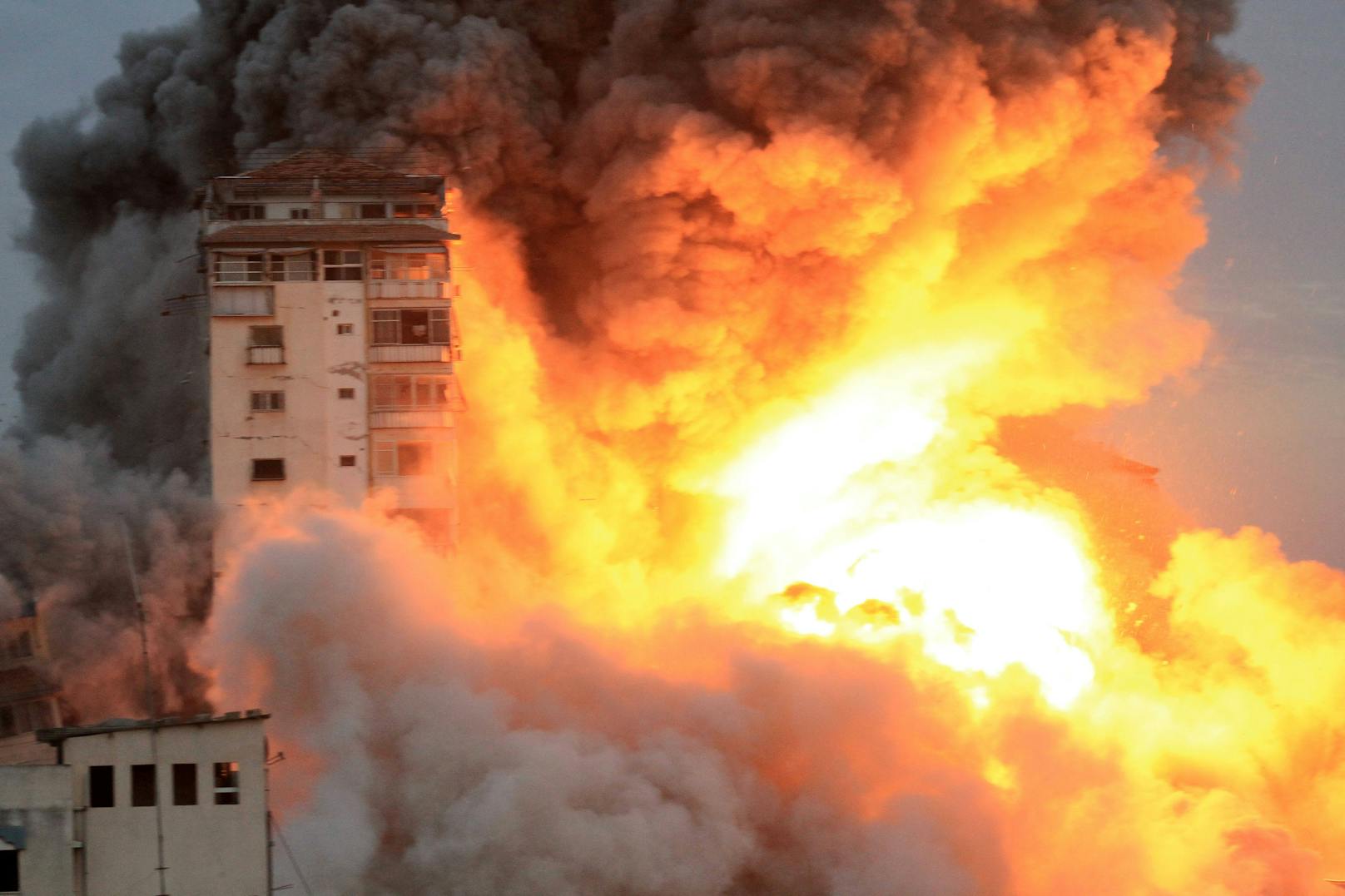 Moment des Einschlags eines israelischen Luftangriffs auf ein Hochhaus in Gaza am 7. Oktober 2023.&nbsp;