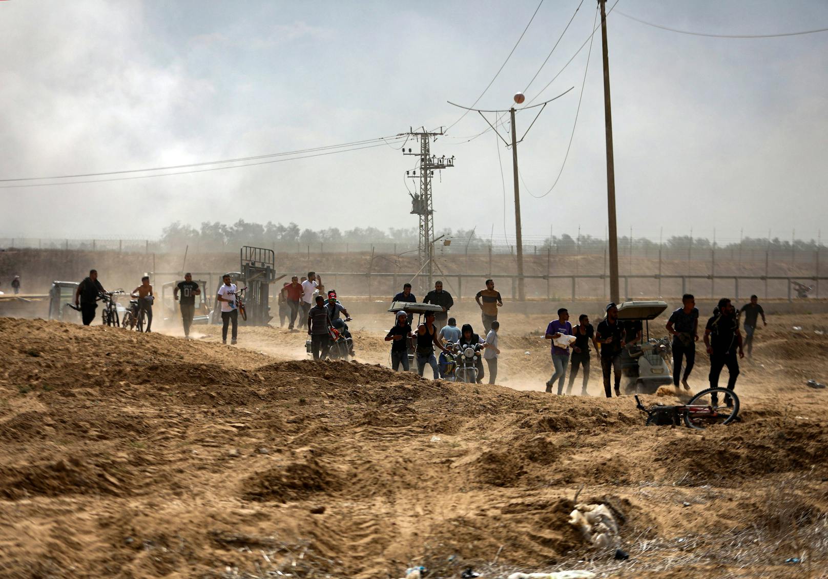 Palästinenser stürmen bei Khan Yunis über die Grenze. (7. Oktober 2023)