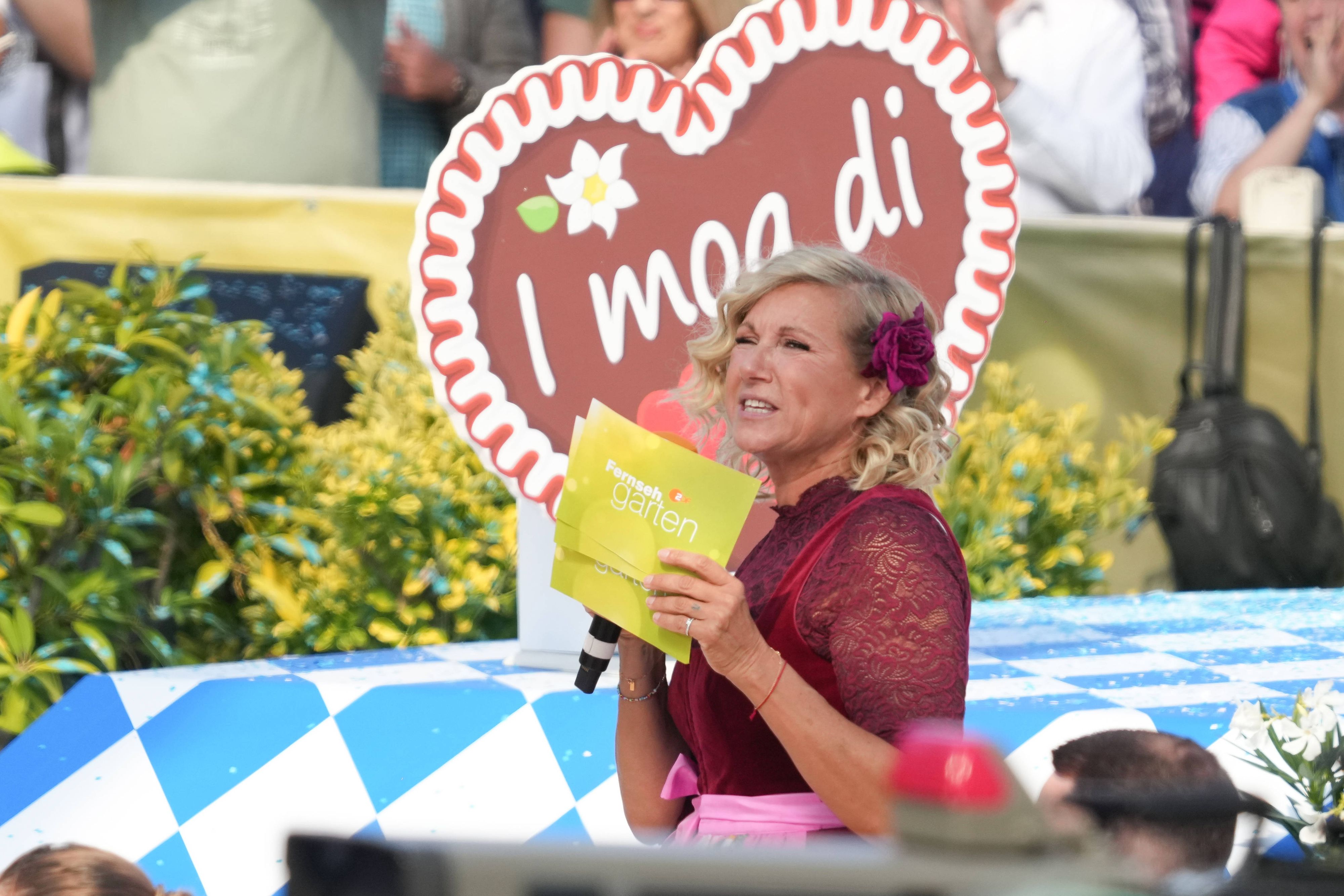 Moderatorin Andrea "Kiwi" Kiewel in der Unterhaltungsshow "ZDF-Fernsehgarten" am 24. September 2023 in Mainz. Archivbild.