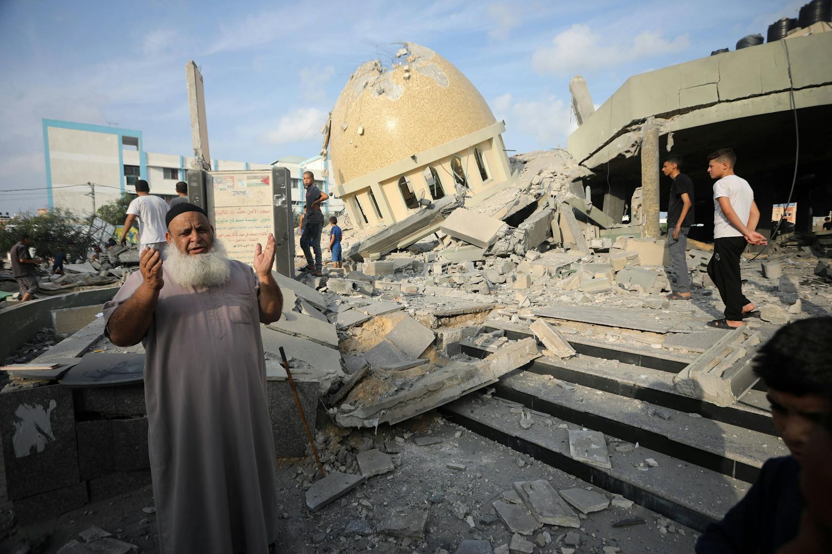 In Khan Yunis im südlichen Teil des Gazastreifens haben israelische Luftschläge auch eine Moschee in Schutt und Asche gelegt. (8. Oktober 2023)