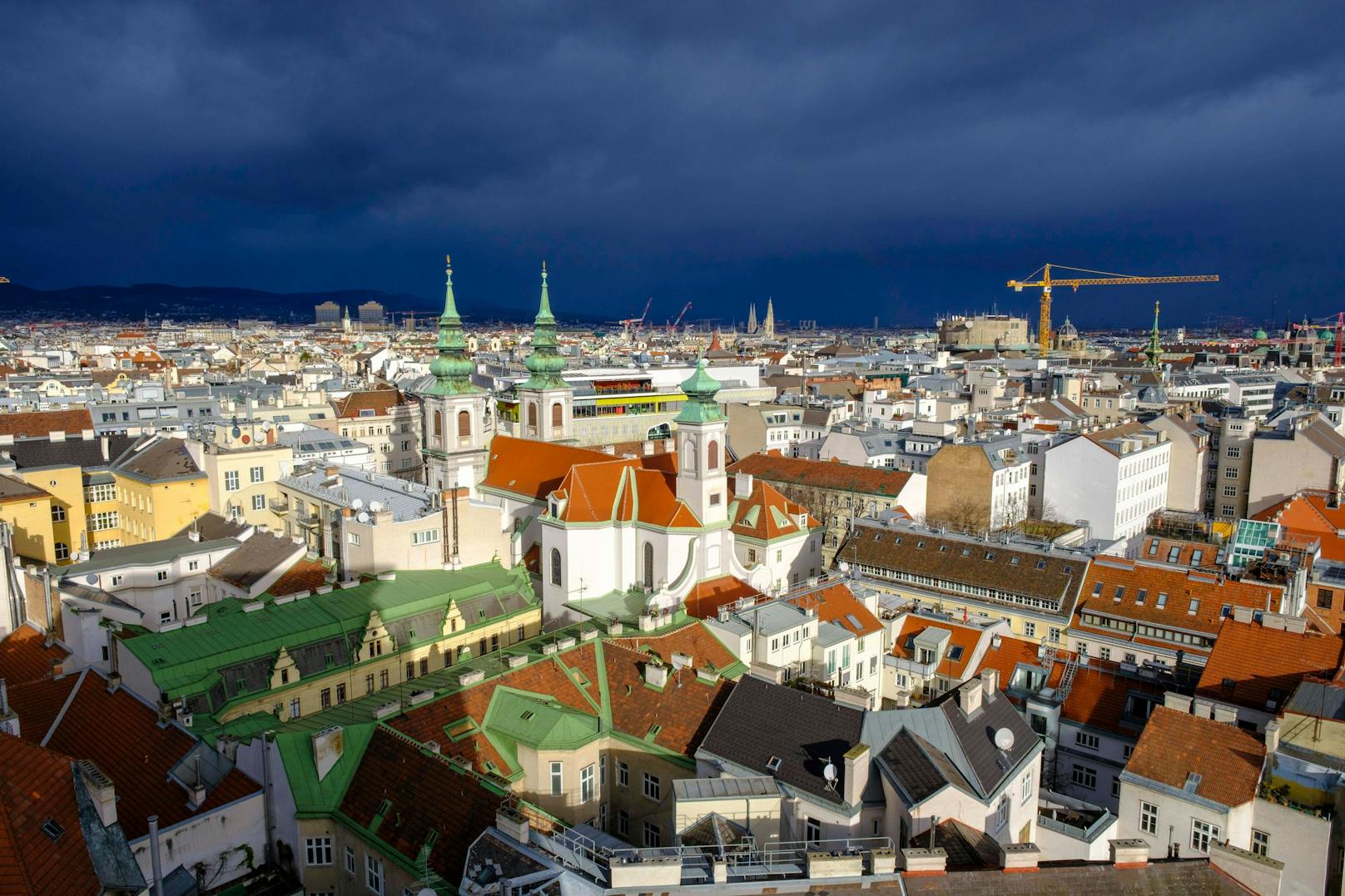 Dunkle Wolken über Wien, Aussicht vom Haus des Meeres. Archivbild