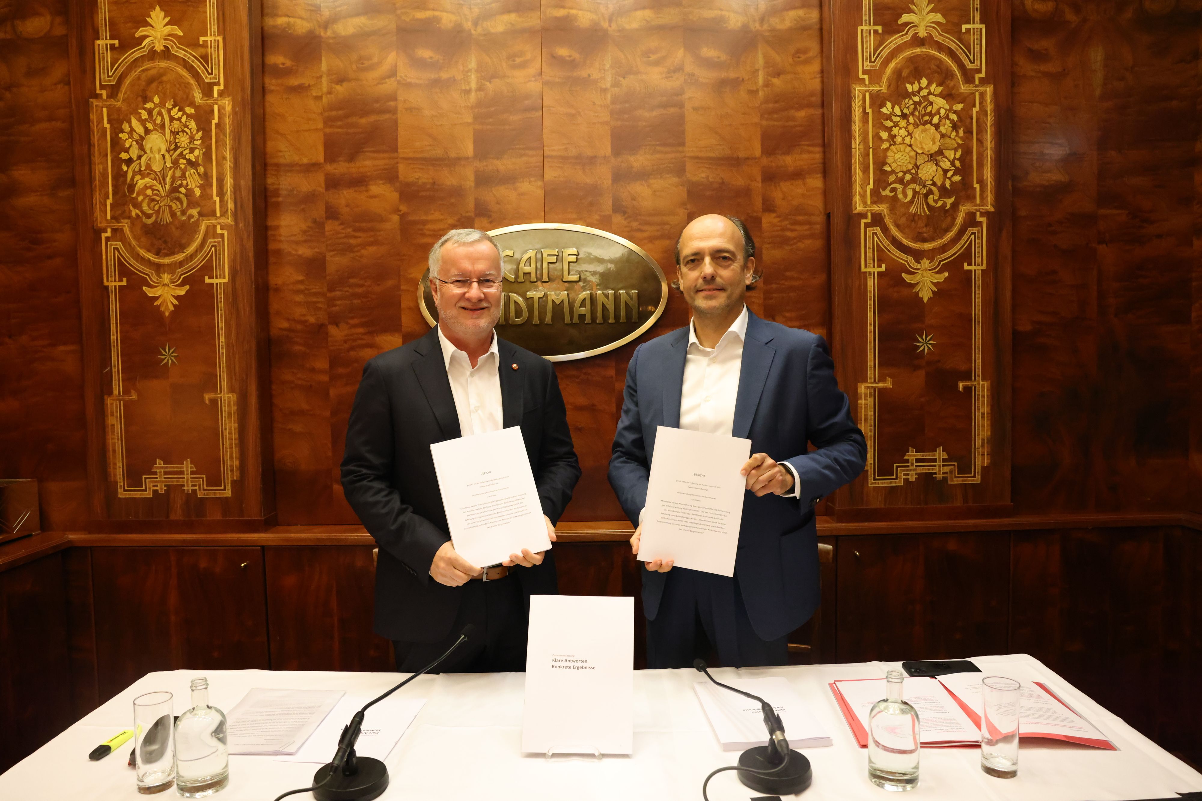 Die beiden Fraktionsvorsitzenden Thomas Reindl (SPÖ) und Stefan Gara (Neos, v.l.) präsentierten heute den Abschlussbericht der U-Kommission zum Thema Wien Energie