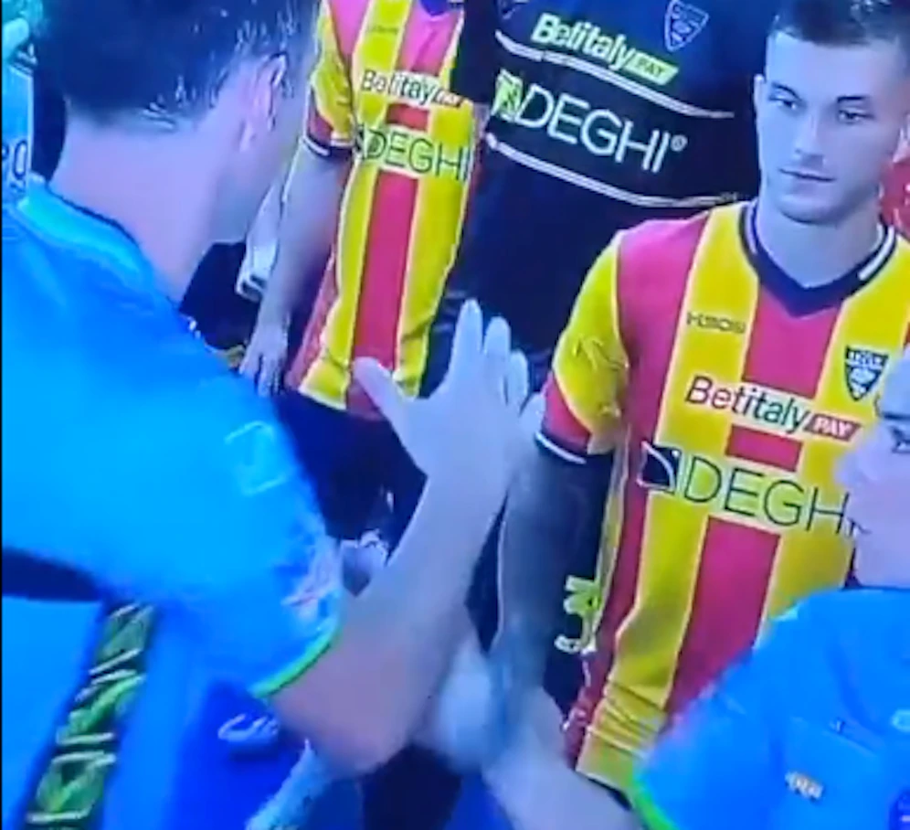 Sacchi verweigert Di Monti den Handschlag.