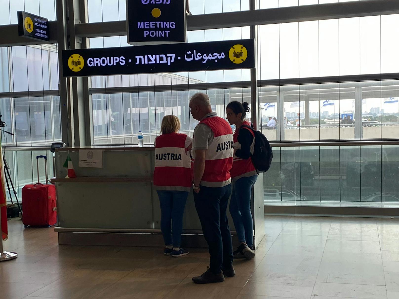 Vertreter der österreichischen Botschaft am Flughafen Ben Gurion in Tel Aviv am 9. Oktober 2023.