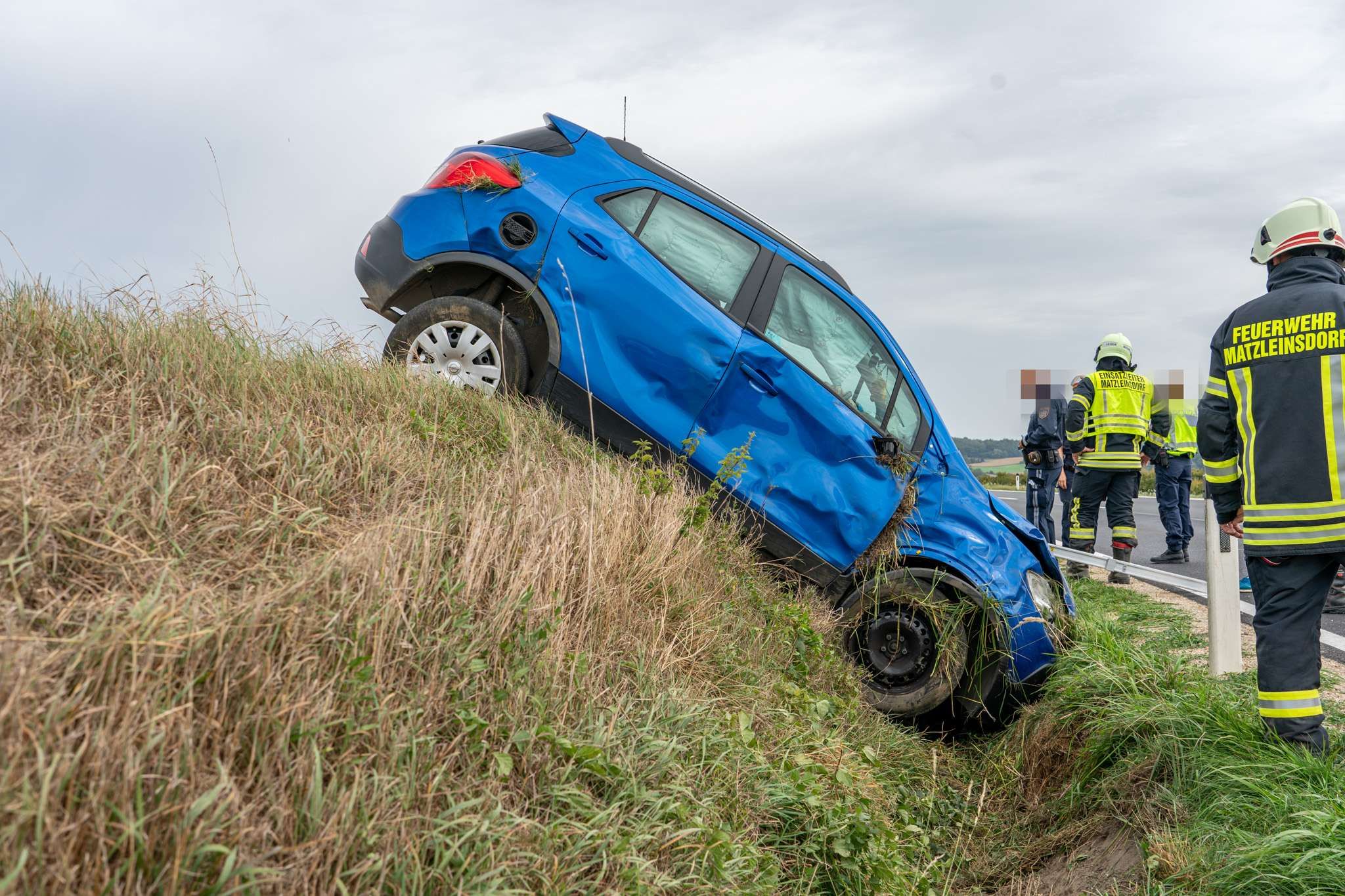 Das Auto kam auf der Böschung zum Stehen.