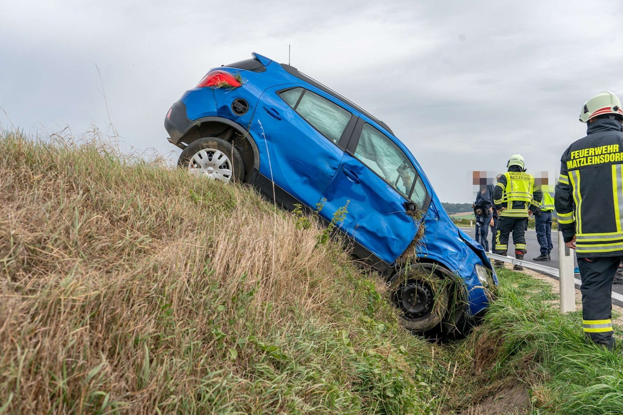 Heute.at - Zwei Verletzte bei Fahrzeugüberschlag in Matzleinsdorf