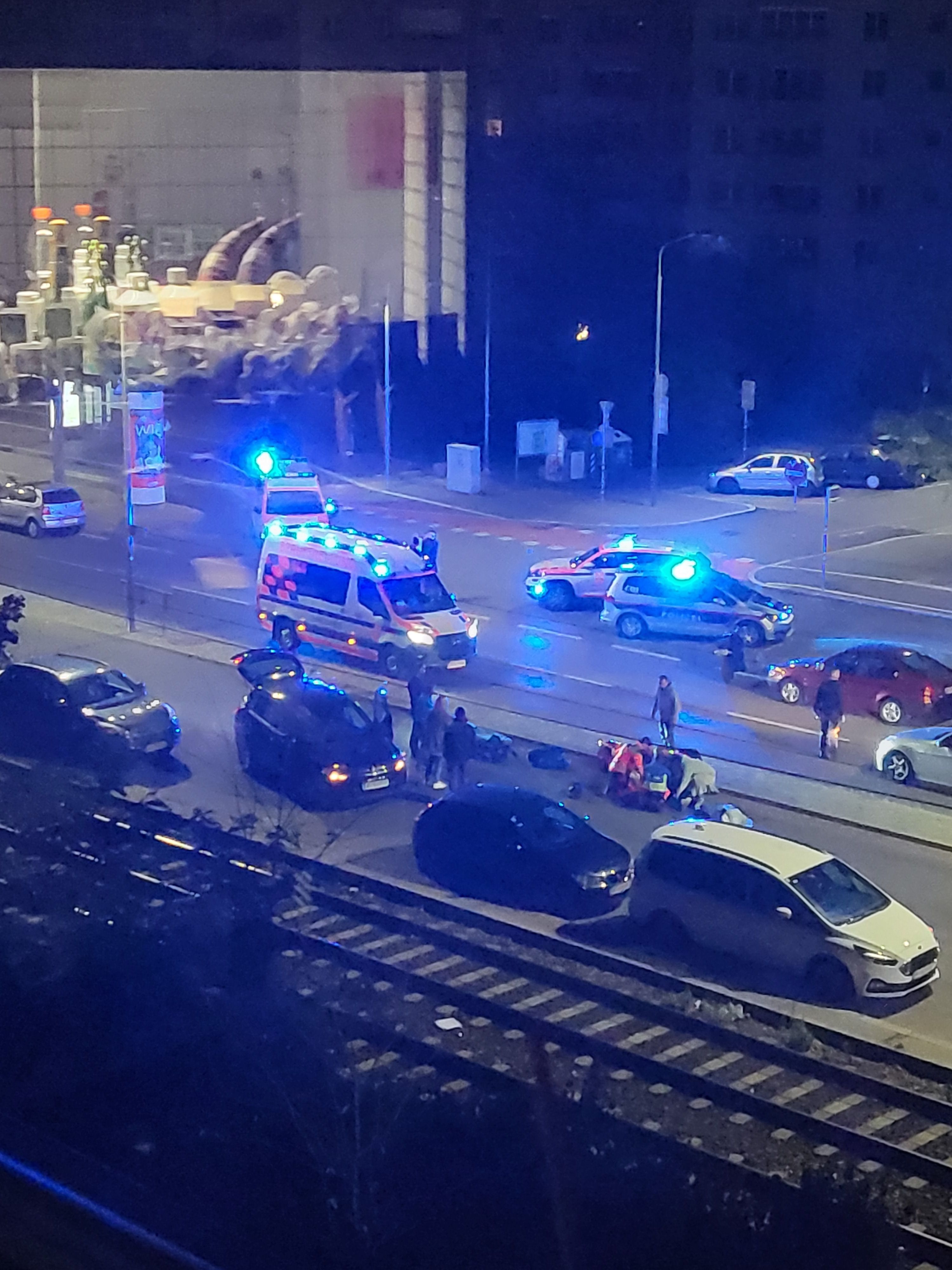 Der 18-jährige Mopedfahrer wurde bei dem Unfall mittelschwer verletzt. 