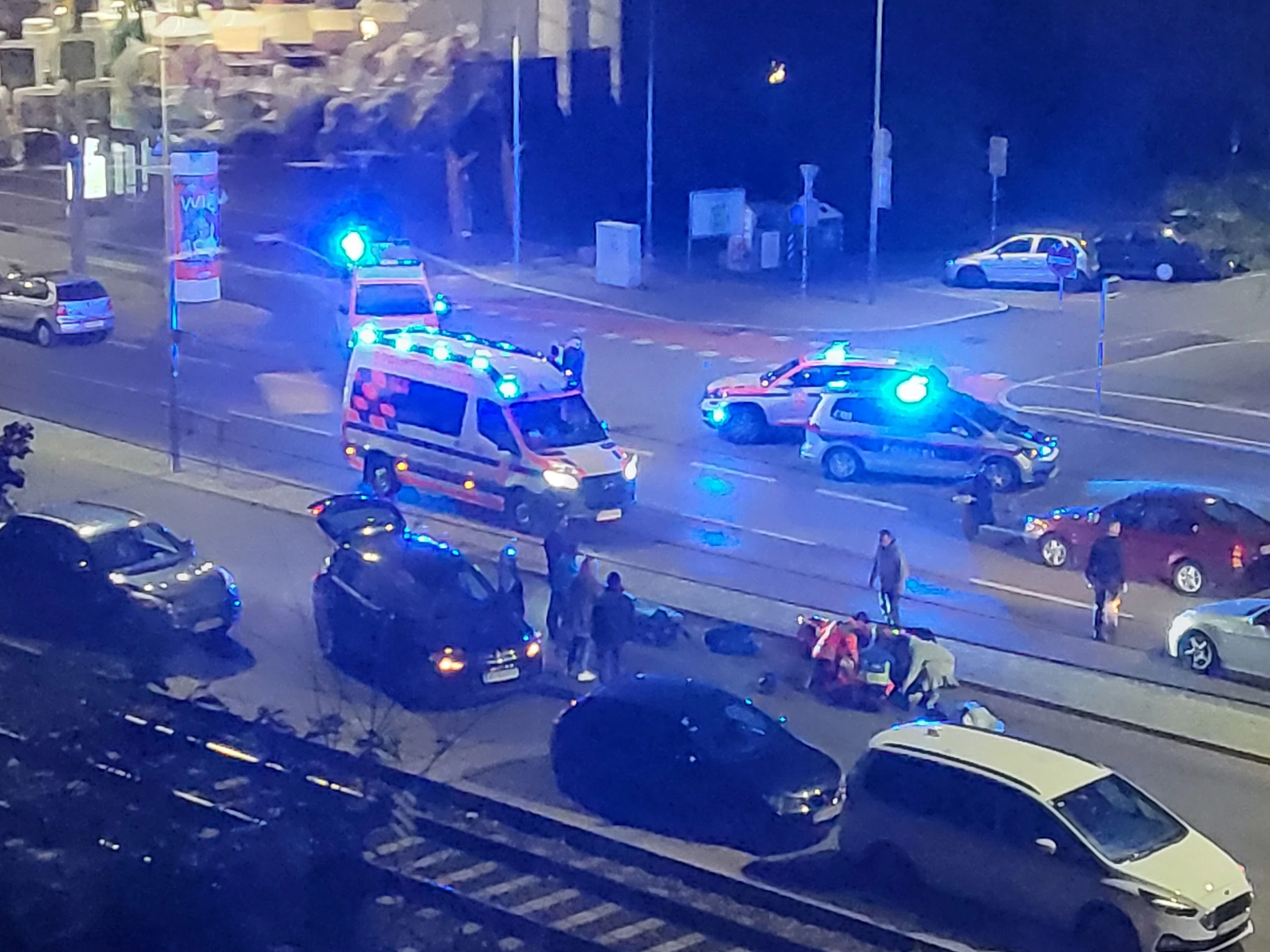 Der 18-jährige Mopedfahrer wurde bei dem Unfall mittelschwer verletzt. 
