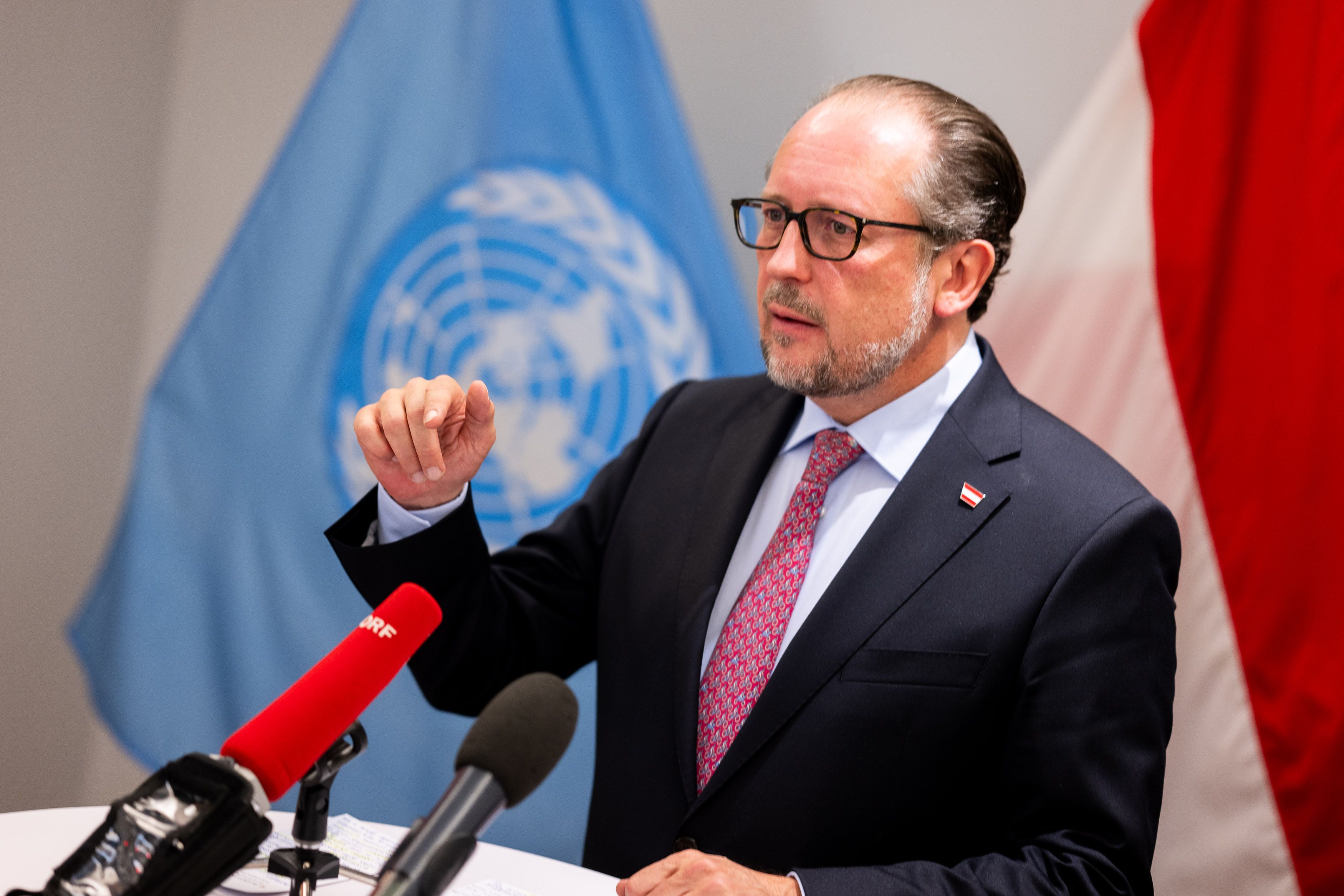 Außenminister Alexander Schallenberg verurteilt die Angriffe auf Israel. 