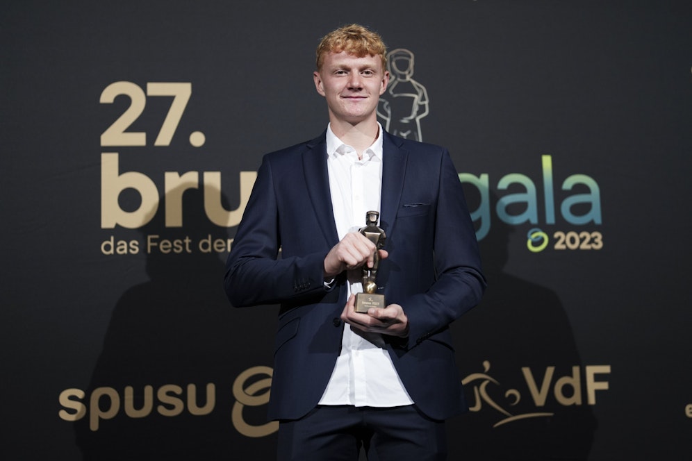 Nicolas Seiwald freut sich über seinen Preis.