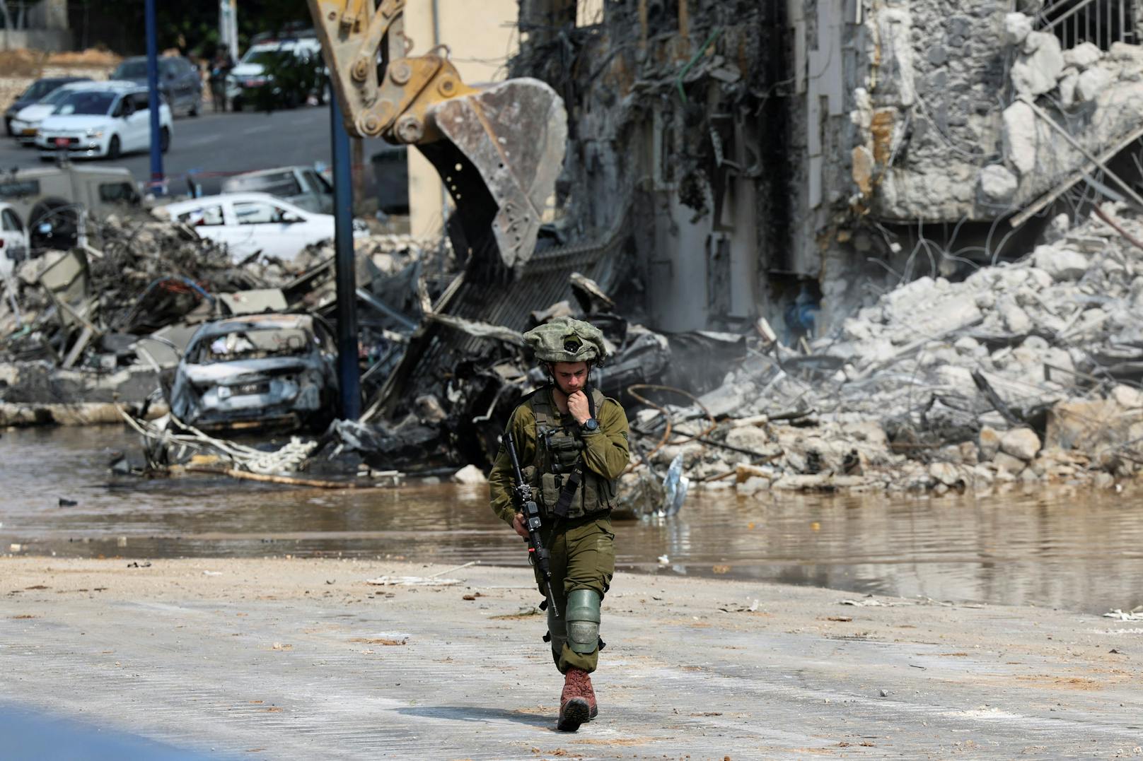 Ein israelischer Soldat nach dem Angriff der Hamas-Kämpfer.