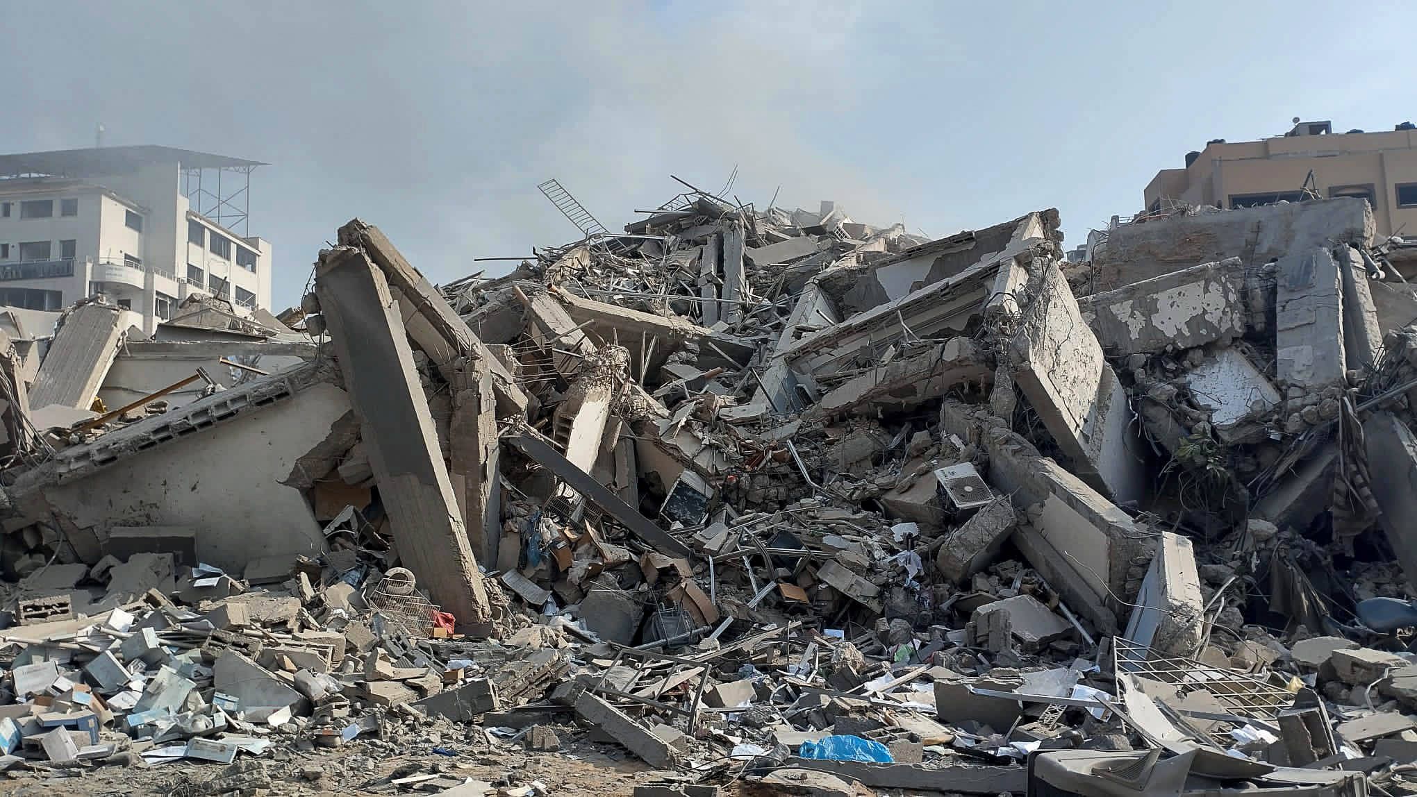 Israel hat dem Gebiet um den Gazastreifen dem Strom abgedreht. Auch die Zufuhr von Lebensmitteln und Treibstoff wurde gestoppt.