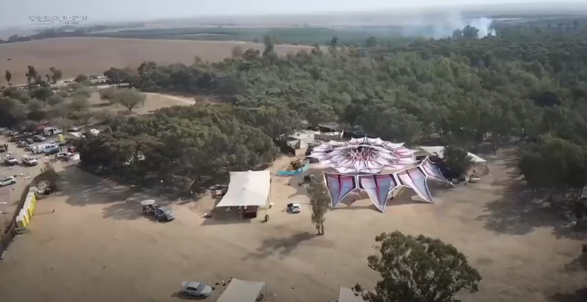 So sieht das Gelände um das Musikfestival in Israel aus. Dort erschossen am Samstag Hamas-Kämpfer mindestens 260 Teilnehmende.