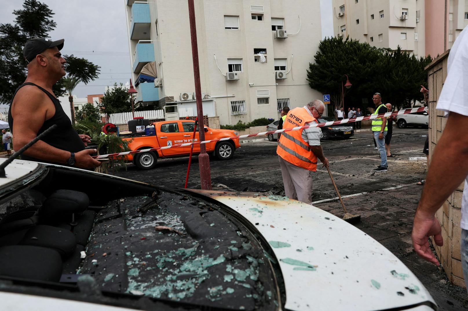 Eine Straße in Aschdod im Süden Israels, auf der eine Rakete aus dem Gazastreifen landete.